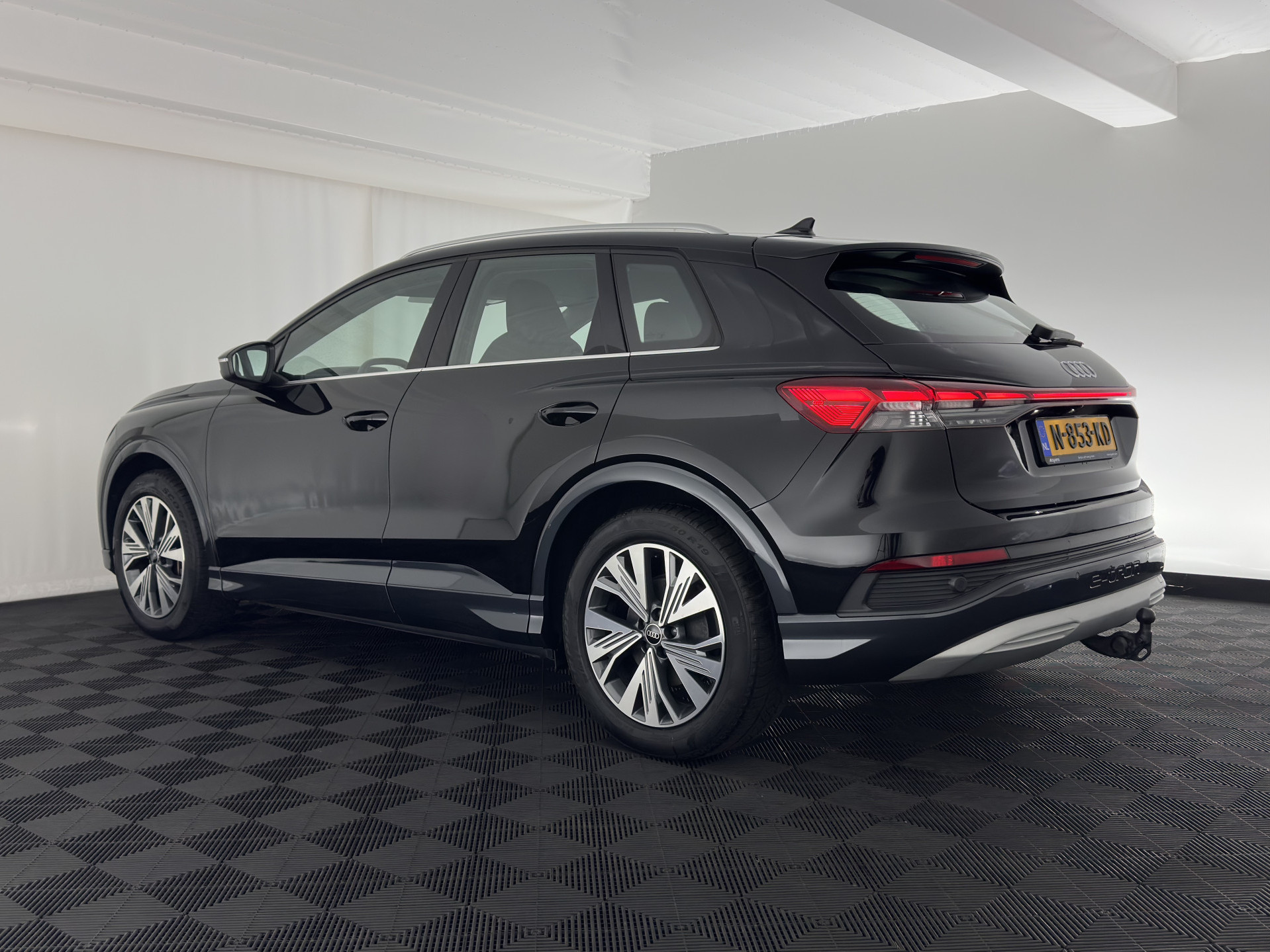 Audi Q4 e-tron 40 Launch Edition Advanced 77 kWh [ 3-Fase ] {SOH-88%} (INCL-BTW) *MATRIX-LED | NAVI-FULLMAP | KEYLESS | CAMERA | DIGI-COCKPIT | DAB | AMBIENT-LIGHT | HEATED-SPORTSEATS | TOWBAR | 19''ALU*