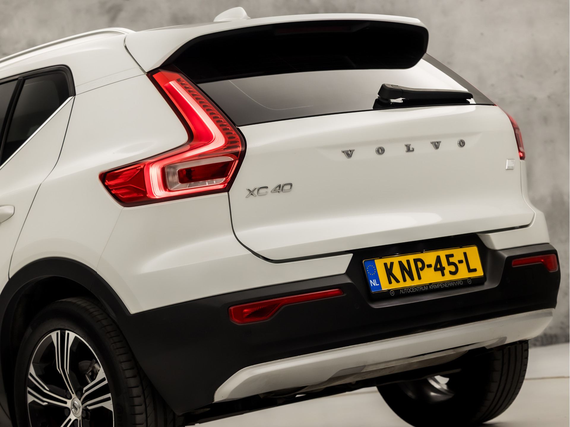 Volvo XC40 1.5 T5 Recharge Inscription Sport 262Pk Automaat (PANORAMADAK, APPLE CARPLAY, MEMORY SEAT, ZWART HEMEL, CAMERA, LEDER, SPORTSTOELEN, ELEK ACHTERKLEP, NIEUWSTAAT)