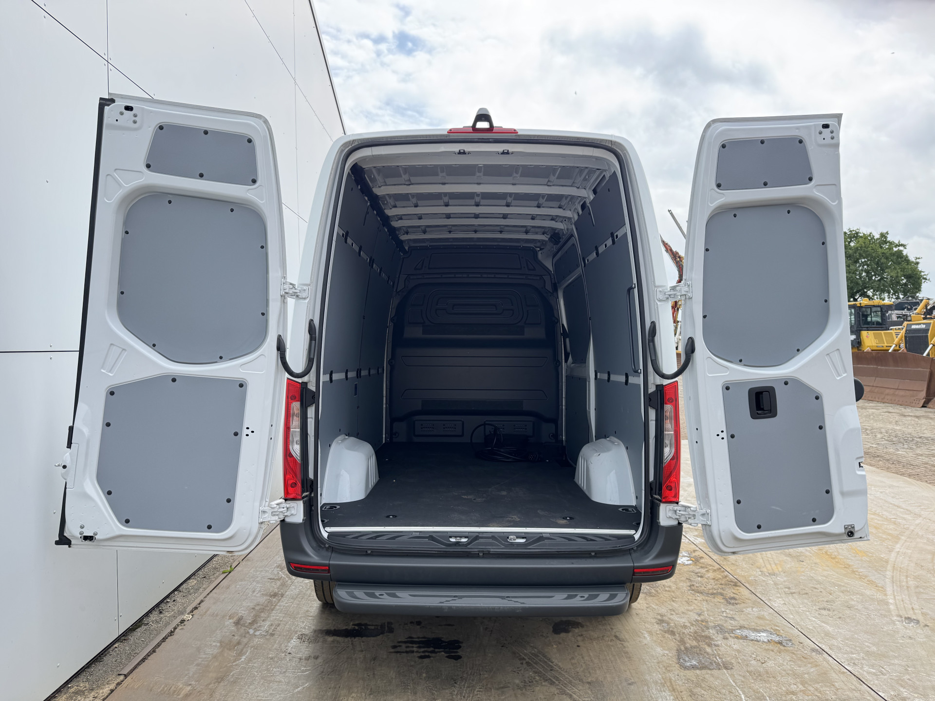Mercedes-Benz eSprinter 314 Pro 81kWh L2H2 313km WLTP 2000kg Trekvermogen 115kw Snelladen Adaptieve Cruise Widescreen Camera