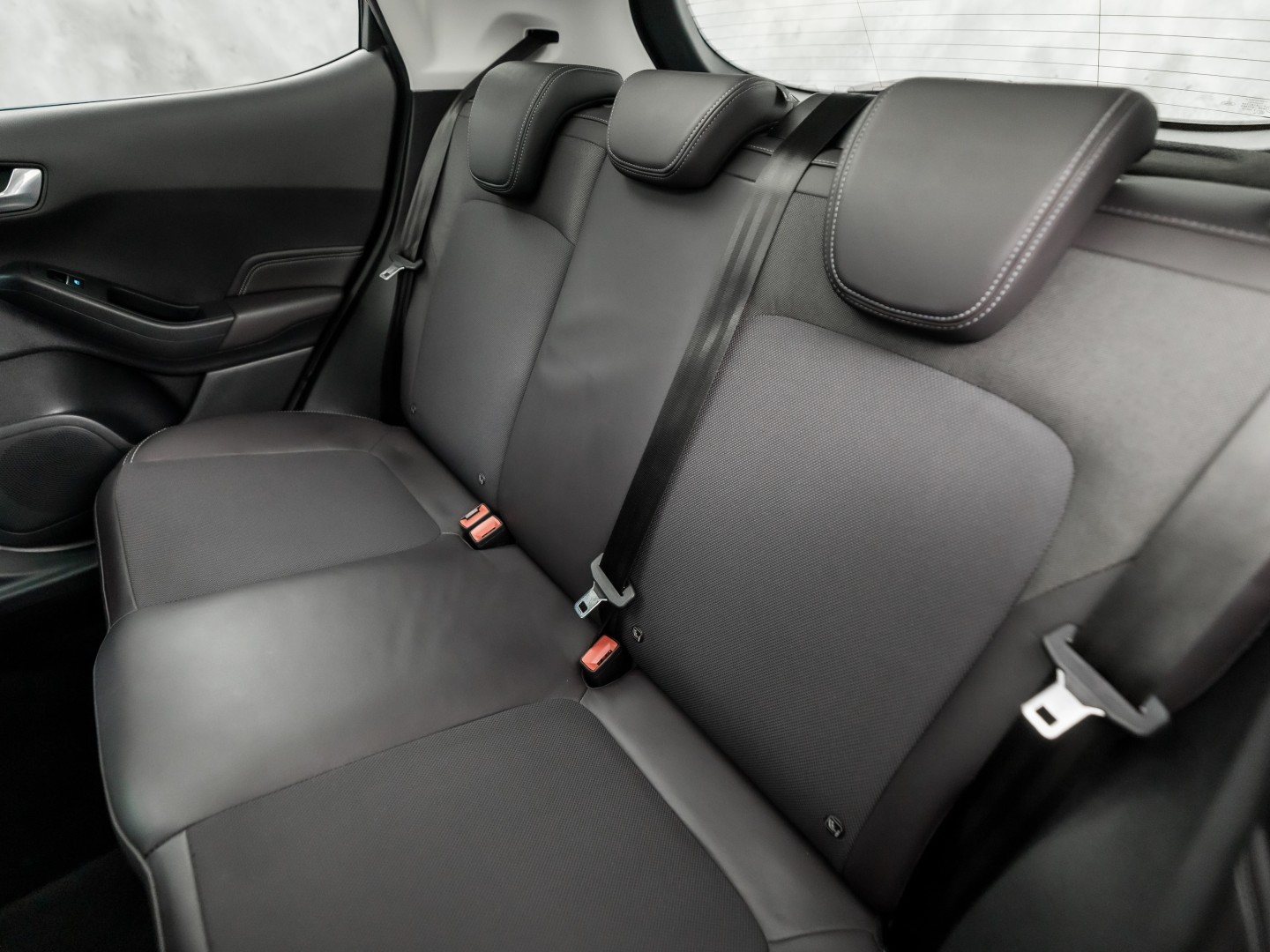 Ford Fiesta 1.0 EcoBoost Vignale (PANORAMADAK, APPLE CARPLAY, CAMERA, LEDER, STOELVERWARMING, SPORTSTOELEN, GETINT GLAS, KEYLESS, NIEUWSTAAT)