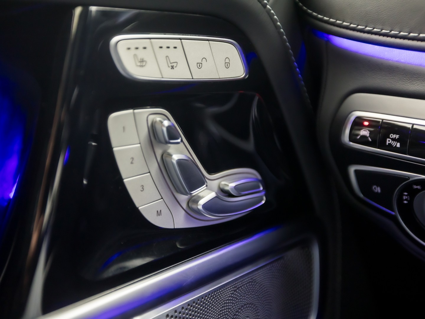 Mercedes-Benz G-Klasse 63 AMG 585Pk (SCHUIFDAK, CARBON PACK, ALCANTARA HEMEL, APPLE CARPLAY, BURMESTER, MASSAGE, STOELKOELING/VERWARMING, ADAPTIVE CRUISE, 360 CAMERA, SFEERVERLICHTING, TREKHAAK, NIEUWSTAAT)
