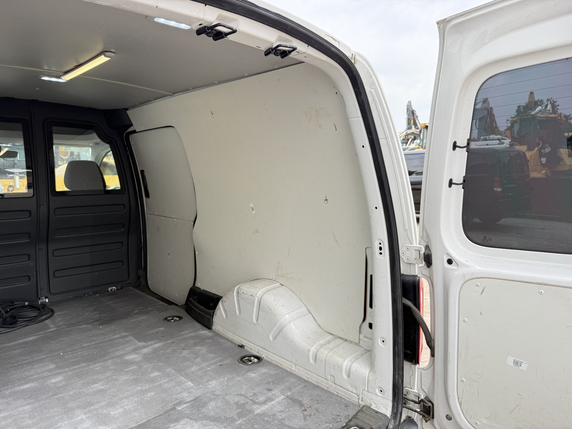 Volkswagen e-Caddy 37kWh 113PK L2H1 Elektrisch Caddy ABT Maxi 37,3kWh 159km WLTP LED Trekhaak Airco Stoelverwarming Parkeersensoren