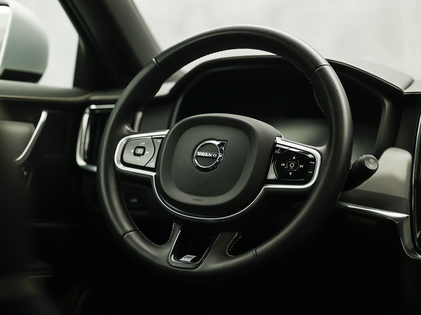 Volvo V90 2.0 T4 R-Design Automaat 190Pk (PANORAMADAK, HARMAN/KARDON, MEMORY SEATS, APPLE CARPLAY, GETINT GLAS, CAMERA, STOELVERWARMING, LEDER, NIEUWE APK, NIEUWSTAAT)