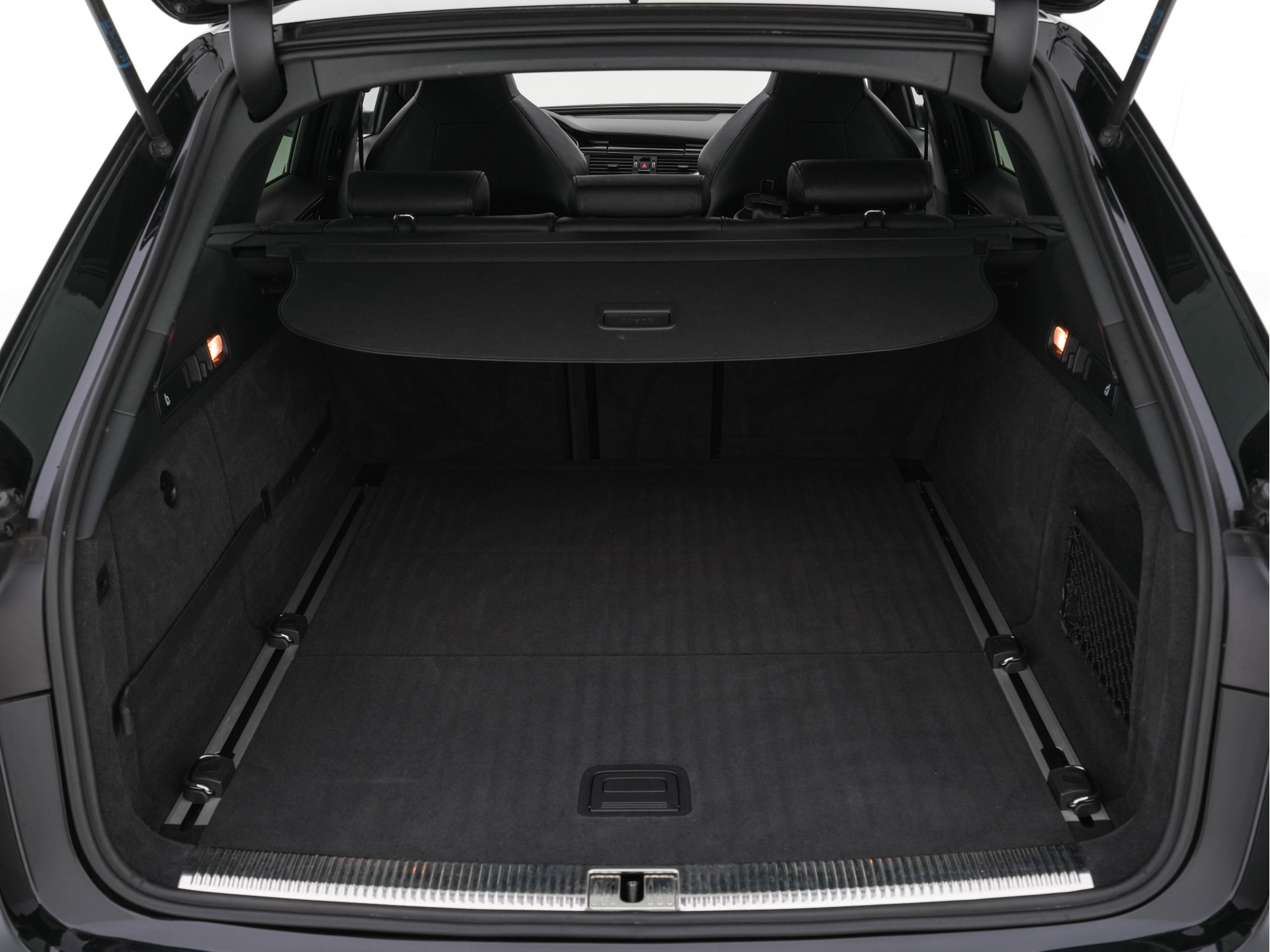 Audi RS6 Avant 4.0 TFSI Quattro *MILLITEK-EXHAUST | CERAMIC-BRAKES | PANO | LEATHER-ALCANTARA | FULL-LED | TOP-VIEW | BLIS | MEMORY-PACK | CARBON-INT. | BOSE-SOUND | LANE-ASSIST | KEYLESS | DAB+ | SPORT-SEATS | SHIFT-PADDLE