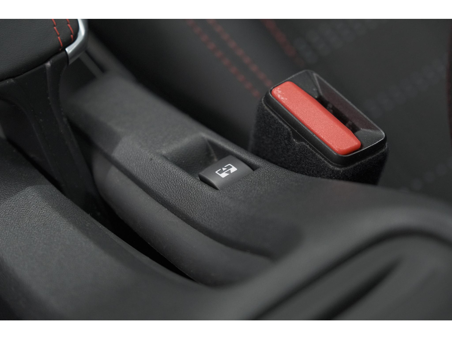 Peugeot 2008 PureTech 110 EAT6 GT-Line | Trekhaak | Panoramadak | Apple Carplay | Parkeersensoren
