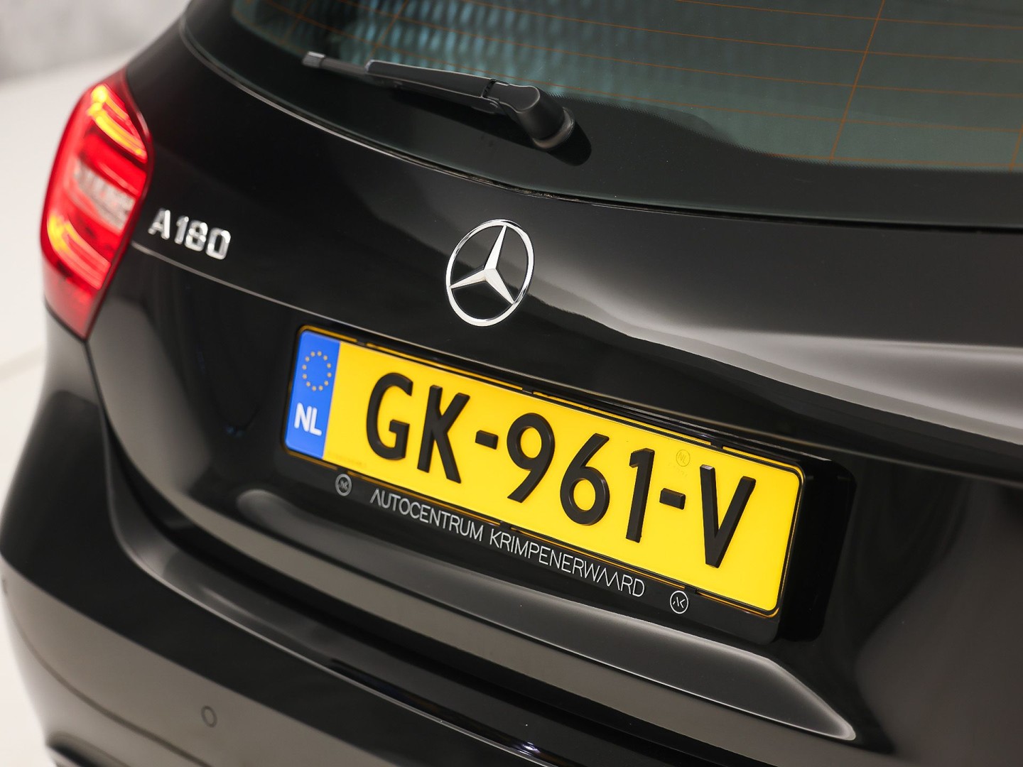 Mercedes-Benz A-Klasse 180 AMG Sport Automaat (NAVIGATIE, LEDER, STOELVERWARMING, SPORTSTOELEN, ZWART HEMEL, PARKEERSENSOREN, TREKHAAK, CRUISE, NIEUWSTAAT)