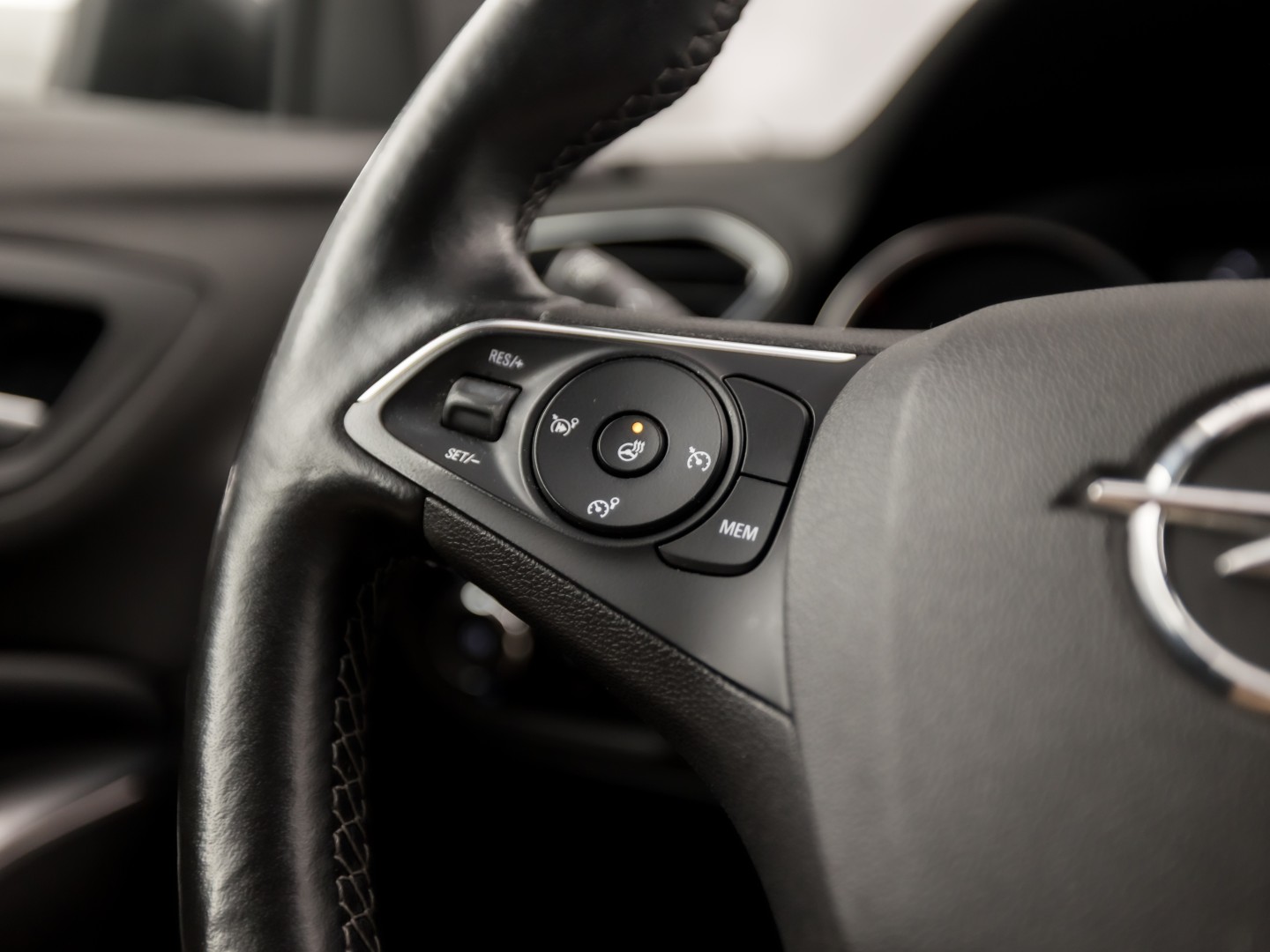 Opel Grandland X 1.2 Turbo Deluxe (MEMORY SEAT, LEDER, STOELKOELING/VERWARMING, APPLE CARPLAY, STOELVERWARMING ACHTER, GETINT GLAS, KEYLESS, TREKHAAK, ELEK ACHTERKLEP, NIEUWSTAAT)