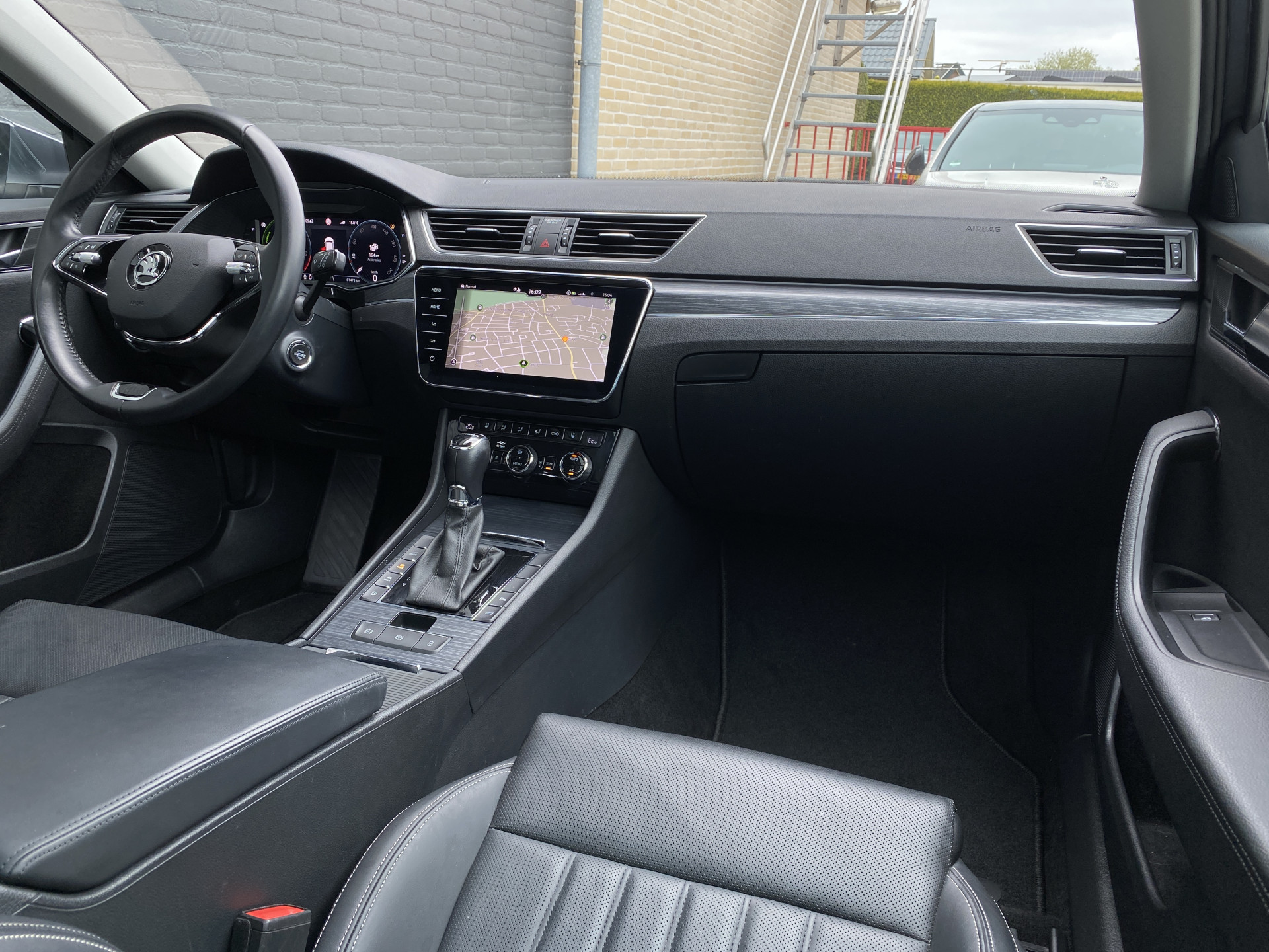 ŠKODA Superb Combi 1.4 TSI iV 218 pk Business Edition Plus AUT. | 1e eigenaar | navigatie | panoramadak | trekhaak | leder interieur