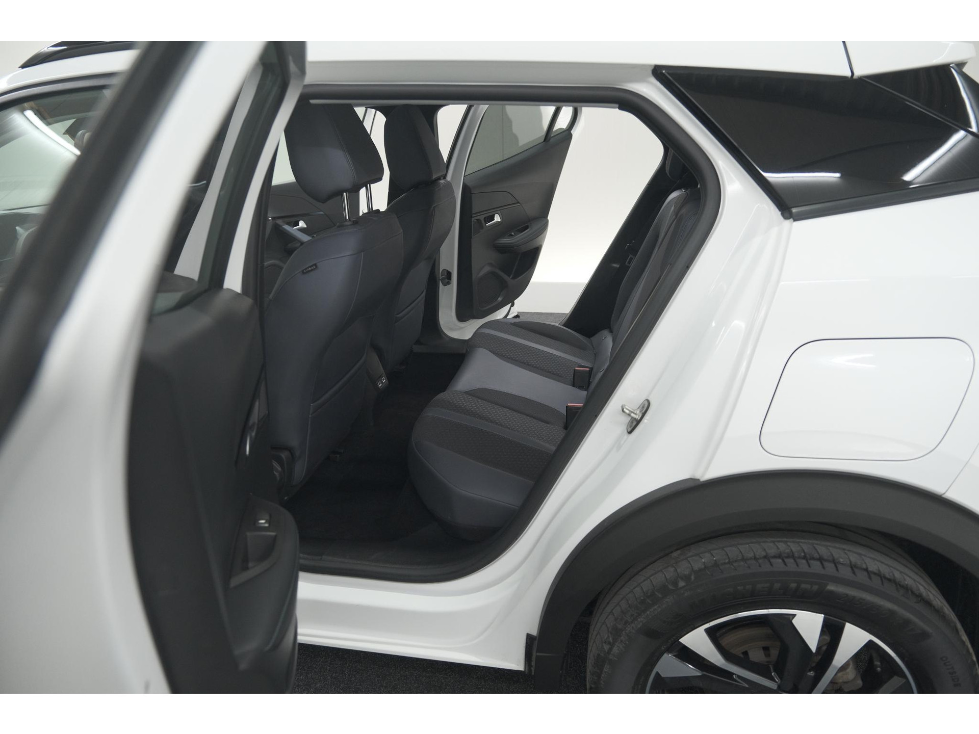 Peugeot 2008 PureTech 130 Allure | Trekhaak | Camera | Navigatie | Parkeersensoren