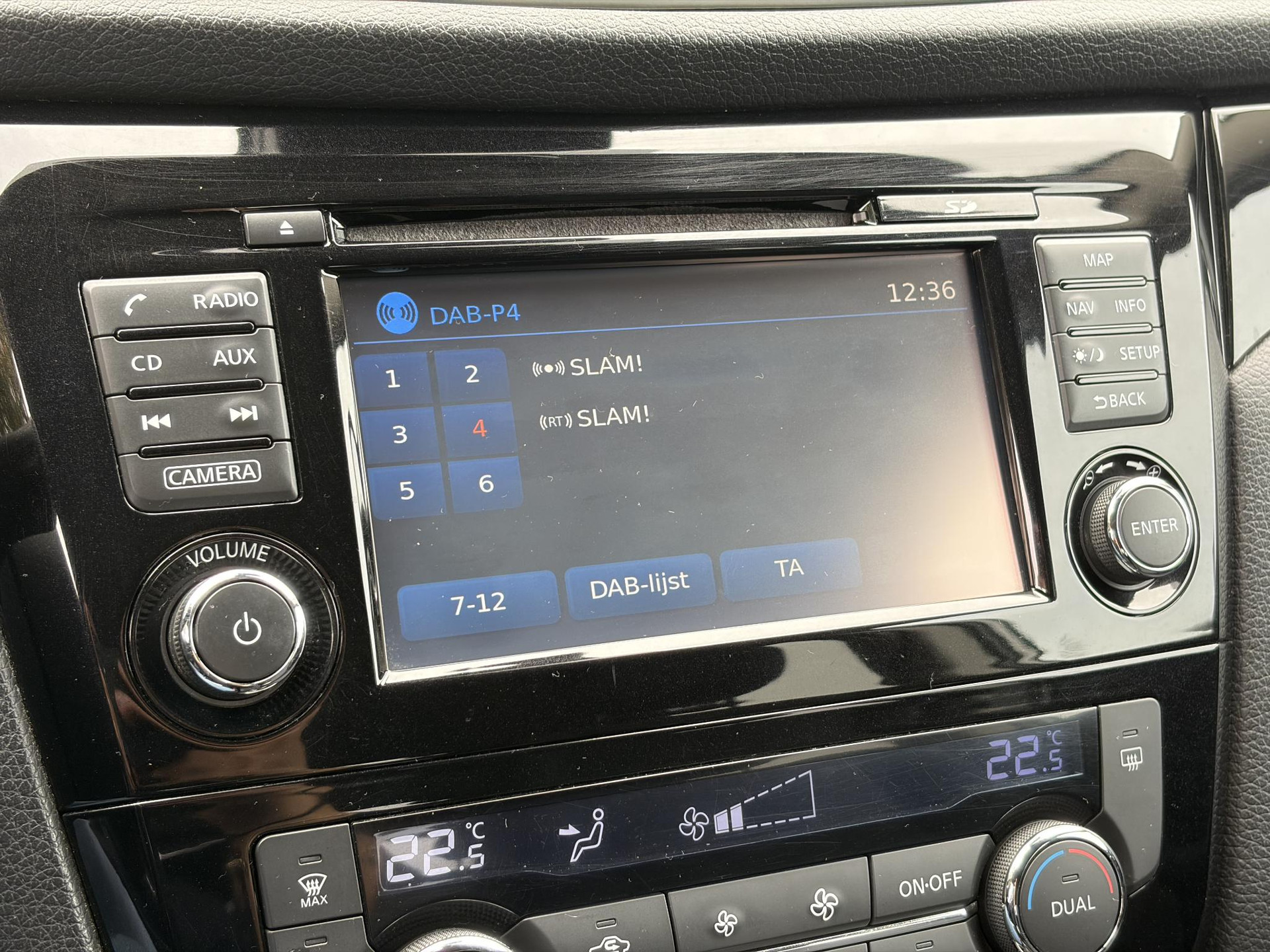 Nissan Qashqai 1.2 N-Connecta ✓Net beurt gehad✓360° Camera✓Navi✓Trekhaak✓Pano✓Pdc V+A✓Keyless✓18'Lm velgen✓Clima✓Cruise✓Rijstrooksensor✓116pk✓6 Bak✓N.A.P✓Apk tot 10-2027