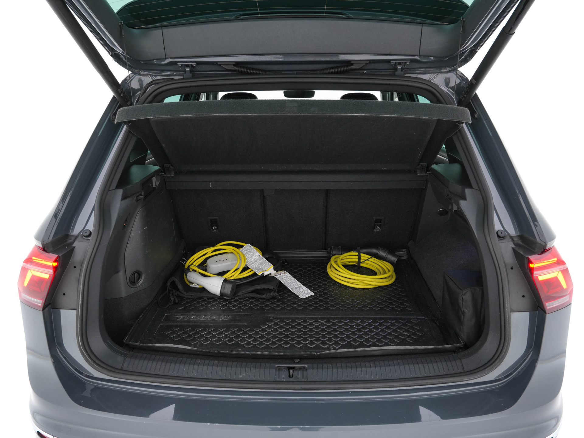 Volkswagen Tiguan 1.4 TSI R-Line Business+ (Plug-in) (INCL-BTW) Aut. *PANO | FULL-LED | ADAPTIVE-CRUISE | DIGI-COCKPIT | HEATED-COMFORTSEATS | NAV-FULLMAP | DAB+ | TOWBAR | PRIVACY-GLASS | ECC | PDC | 19''ALU