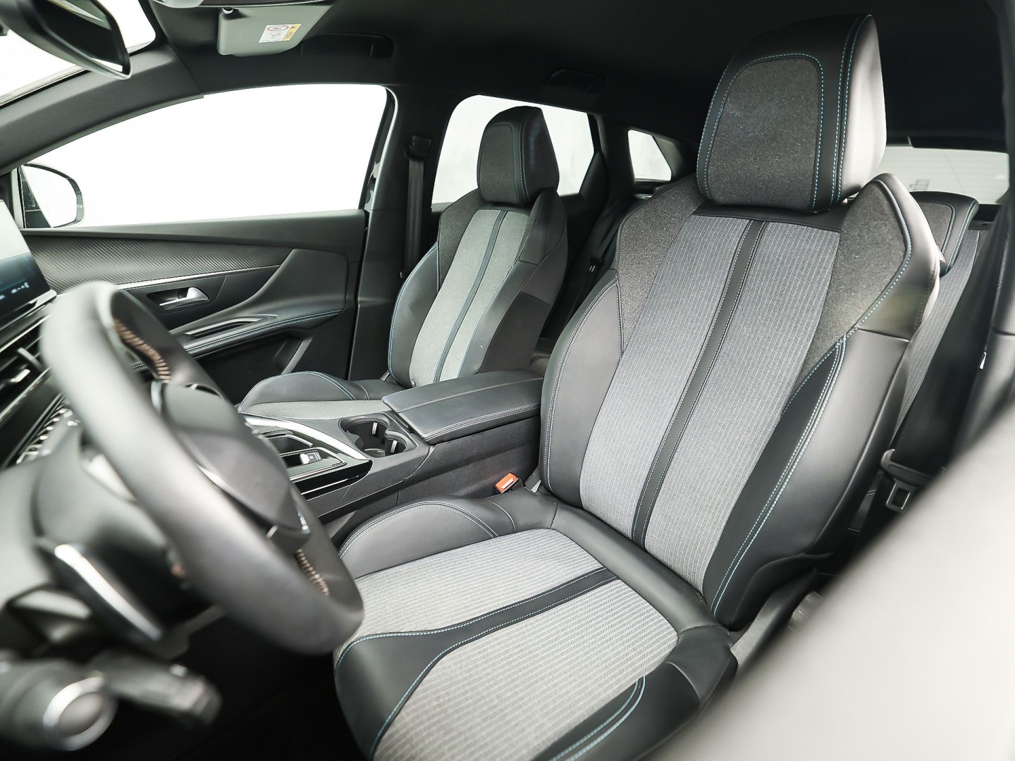 Peugeot 3008 1.6 HYbrid 225 Allure Sport 225Pk Automaat (APPLE CARPLAY, GROOT NAVI, 360 CAMERA, LEDER, SPORTSTOELEN, ZWART HEMEL, KEYLESS, GETINT GLAS, NIEUWSTAAT)