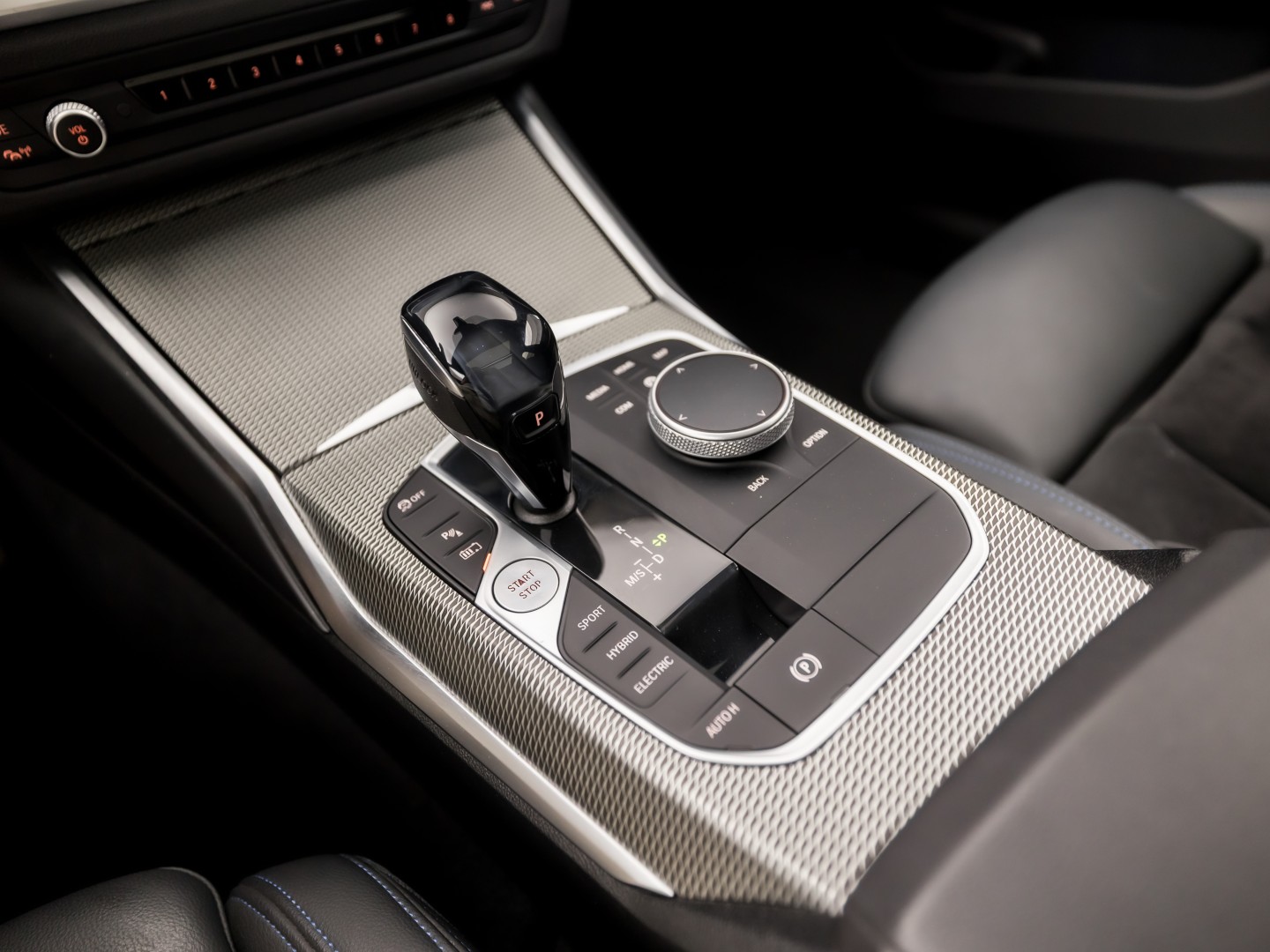 BMW 3 Serie 330e M Sport High Executive 292Pk Automaat (PANORAMADAK, M PAKKET, APPLE CARPLAY, CAMERA, LEDER/ALCANTARA, SFEERVERLICHTING, GETINT GLAS, ELEK ACHTERKLEP, STOELVERWARMING, NIEUWSTAAT)
