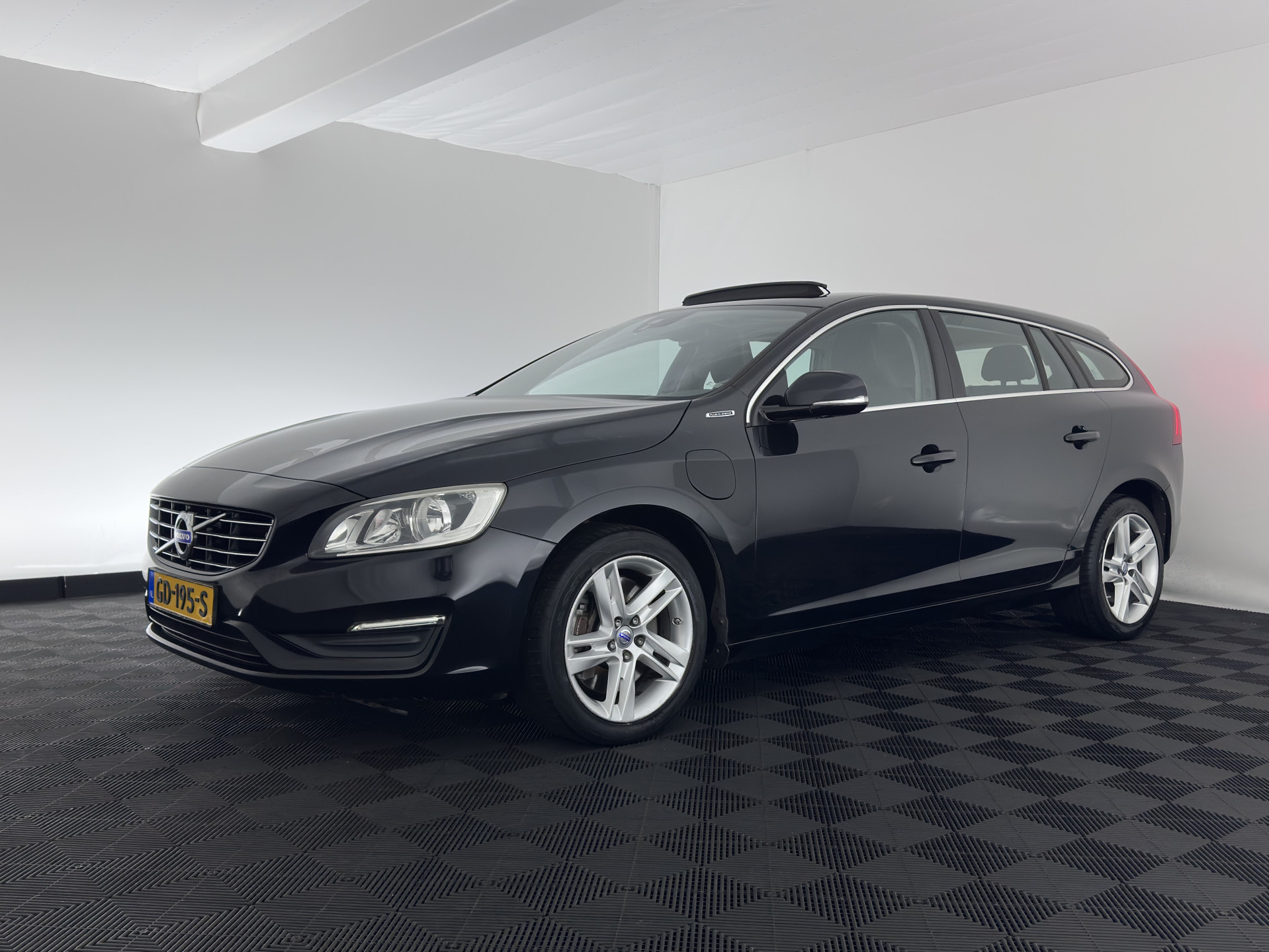 Volvo V60 2.4 D6 AWD Plug-In Hybrid Momentum Aut. *PANO | LEATHER-FABRIC | NAVI-FULLMAP | HEATED-COMFORTSEATS | ECC | PDC | CRUISE | TOWBAR | 17''ALU*