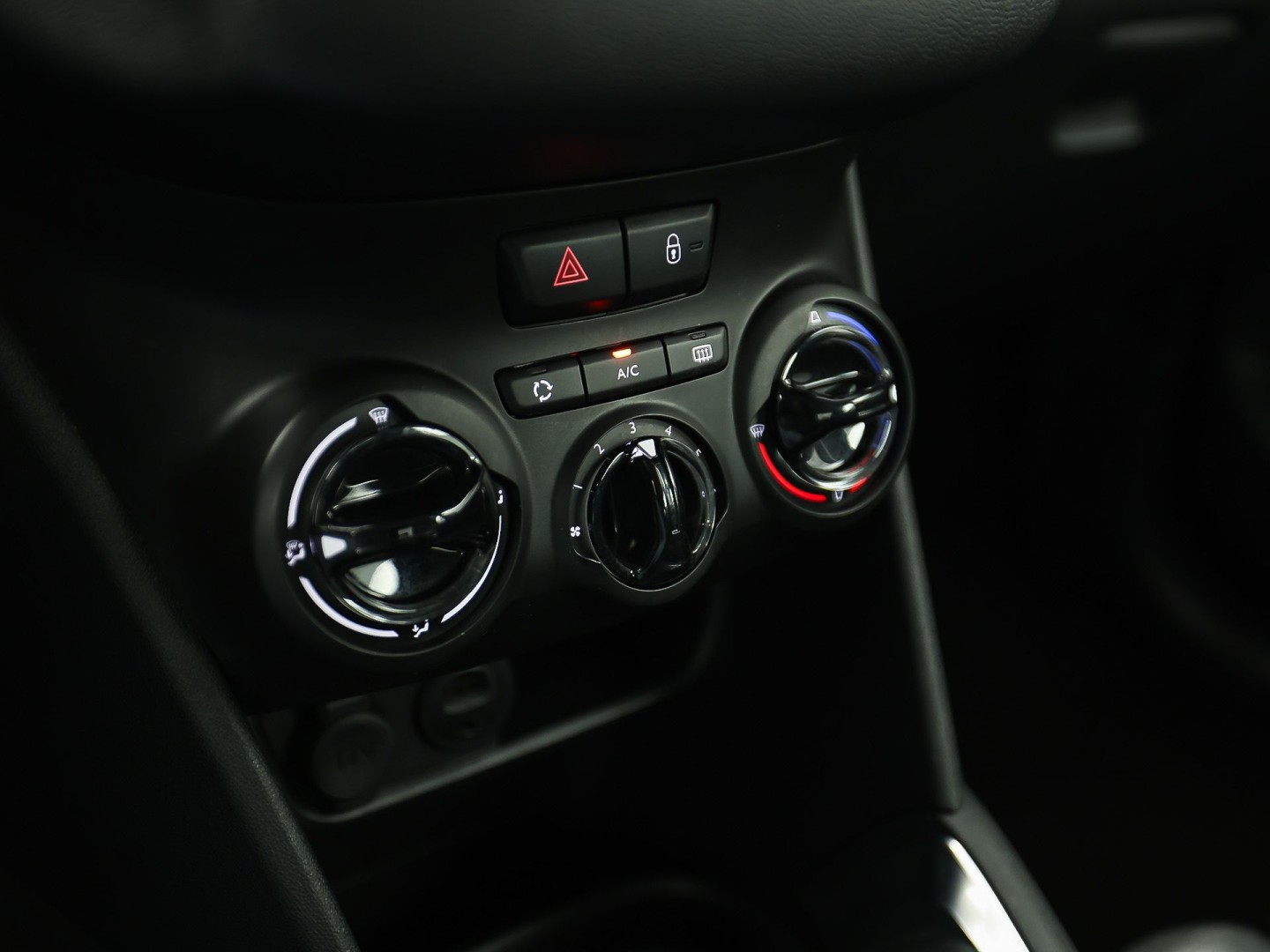 Peugeot 208 1.2 PureTech Sport (NAVIGATIE, CRUISE, BLUETOOTH, SPORTSTOELEN, ELEK PAKKET, NIEUWSTAAT)