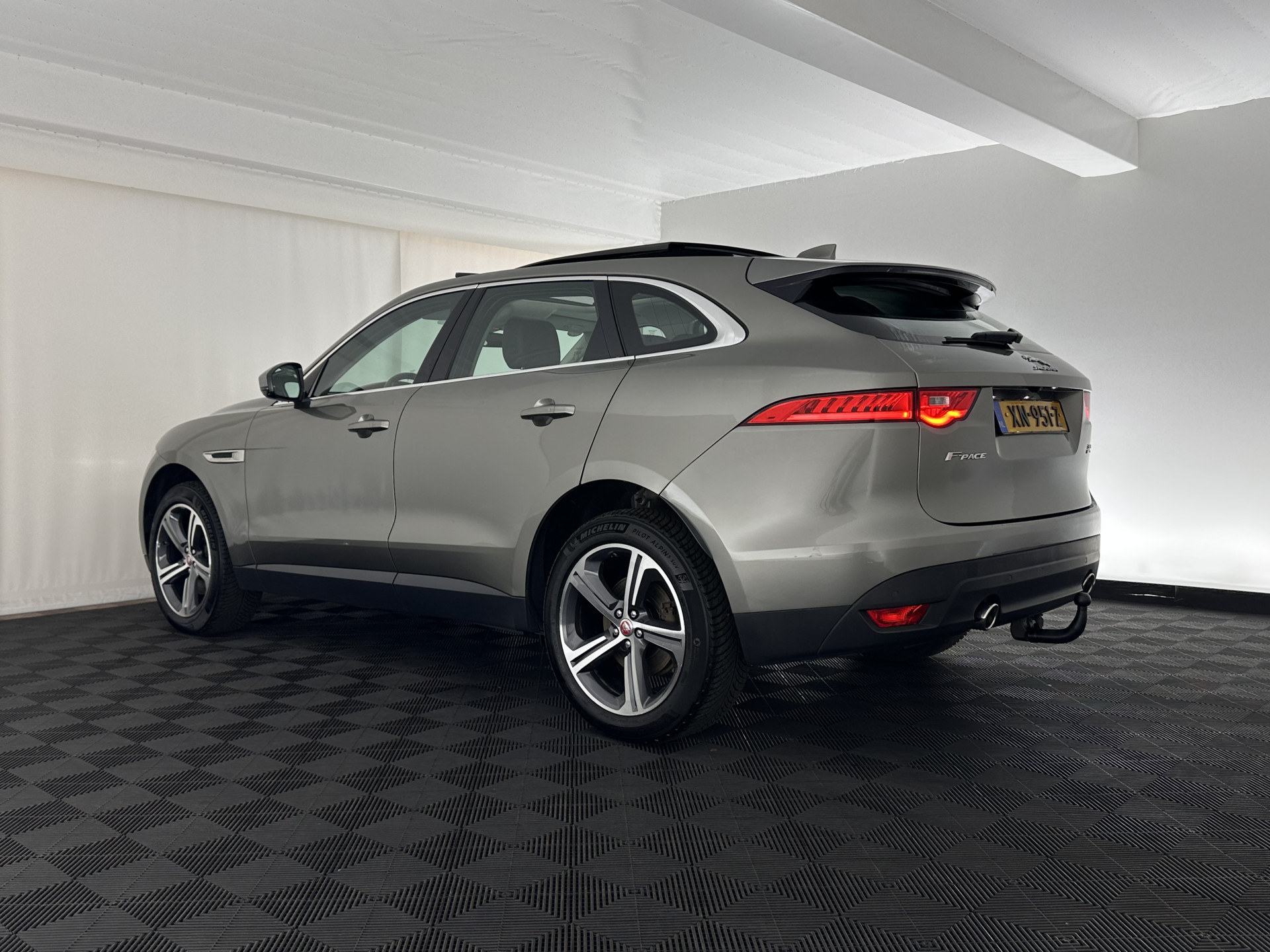 Jaguar F-PACE 3.0d First Edition AWD (INCL-BTW) Aut. *PANO | LEATHER | XENON | MEMORY-PACK | DIGI-COCKPIT | MERIDIAN-SOUND | NAVI-FULLMAP | CAMERA | HEATED-COMFORTSEATS | AMBIENTLIGHT | SHIFTPADDLES | ECC | PDC | CRUISE | TOWBAR