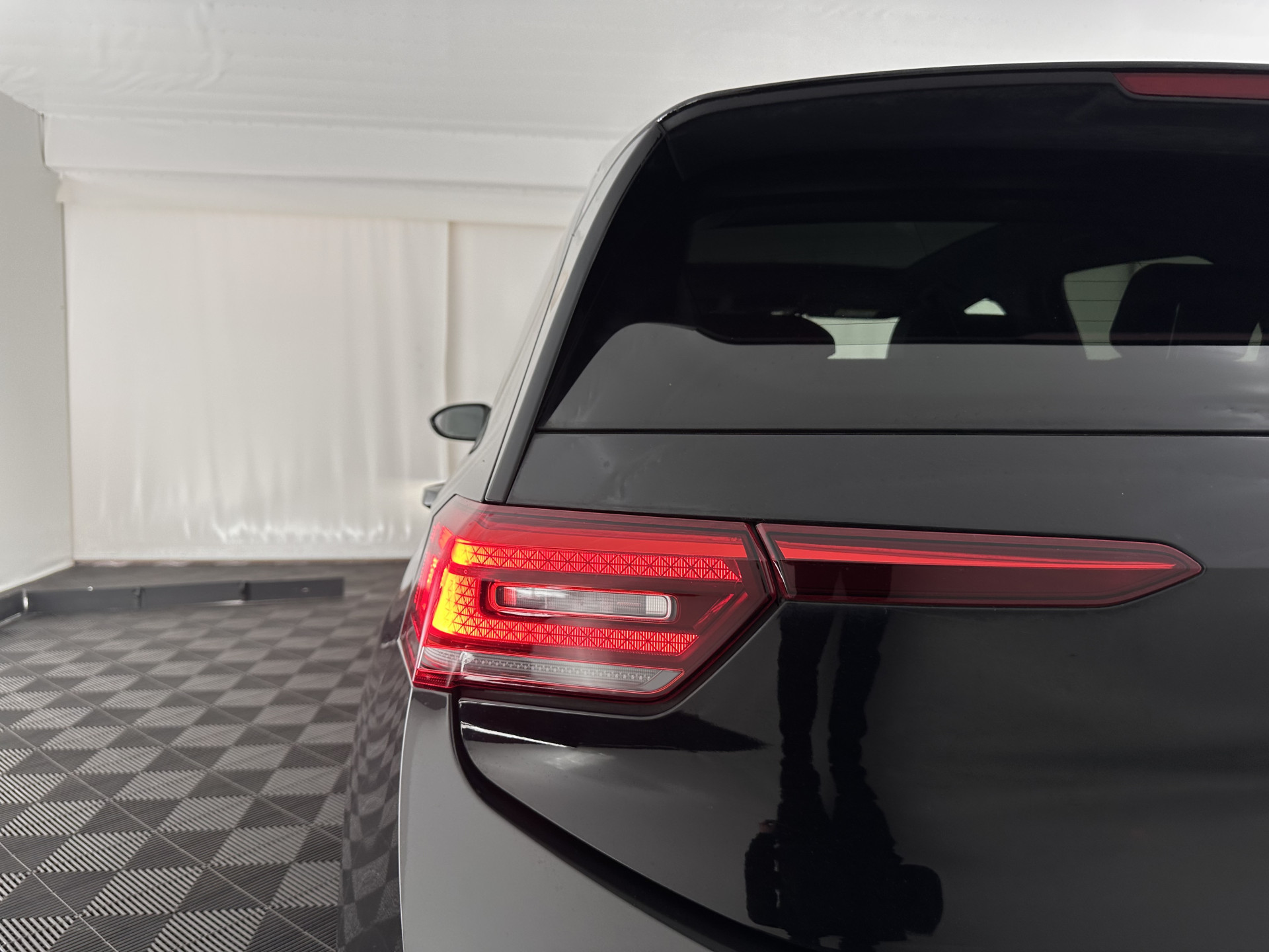 Volkswagen ID.3 First Max 58 kWh [ 3-Fase-11kW ] {SOH-87%} (INCL-BTW) *HEATPUMP | PANO | HEAD-UP | ADAPTIVE-CRUISE | IQ-LIGHTS | BLINDSPOT | CAMERA | KEYLESS | MICROFIBRE | AMBIENTLIGHT | NAVI-FULLMAP | DAB+ | ECC | HEATED-SPORTSEATS | DIGI-COCKPIT |