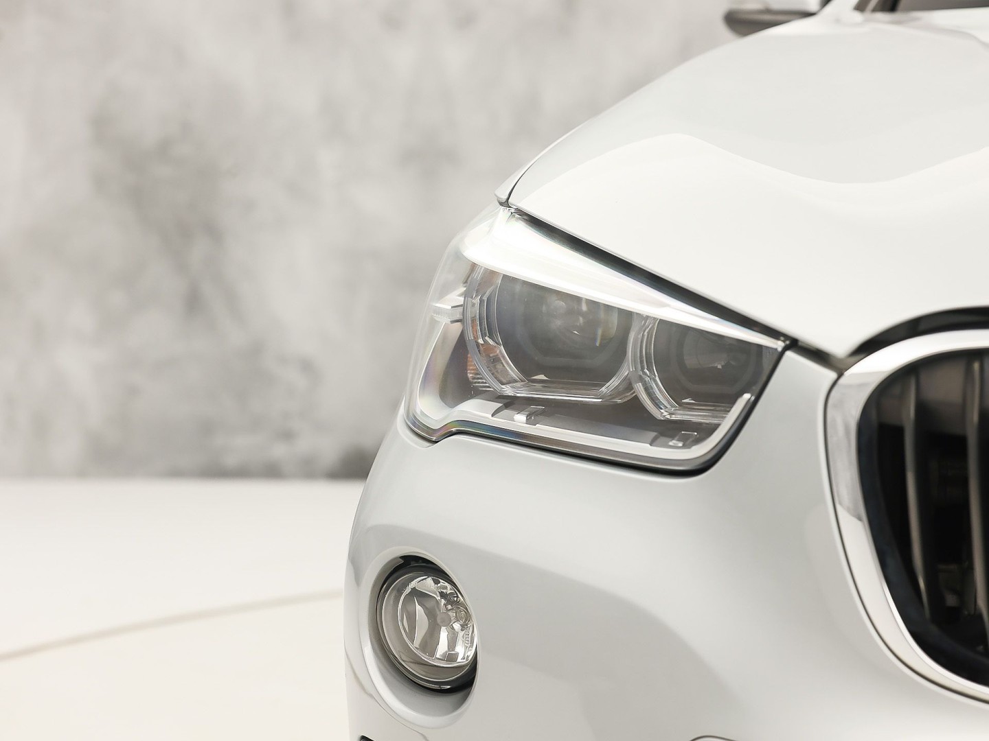 BMW X1 sDrive20i Executive 192Pk Automaat (NAVIGATIE, CLIMATE, TREKHAAK, SPORTSTOELEN, GETINT GLAS, PARKEERSENSOREN, NIEUWSTAAT)