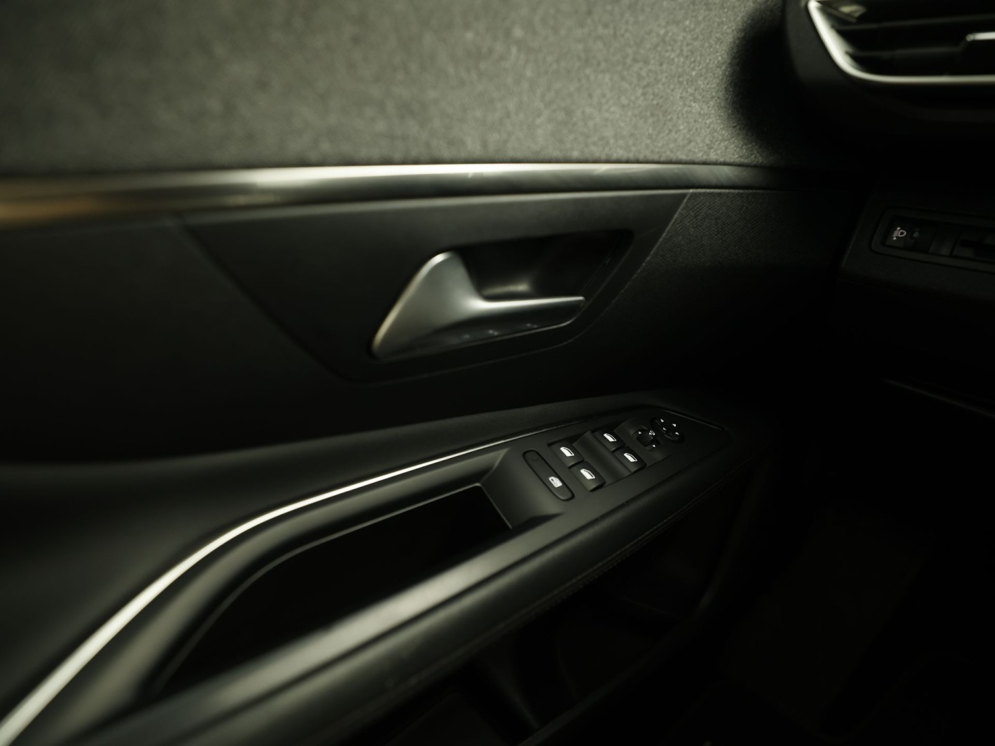 Peugeot 3008 1.2 PureTech Allure Sport Automaat (APPLE CARPLAY, GROOT NAVI, 360 CAMERA, STOELVERWARMING, LEDER, SPORTSTOELEN, ADAPTIVE CRUISE, GETINT GLAS, KEYLESS, NIEUWSTAAT)