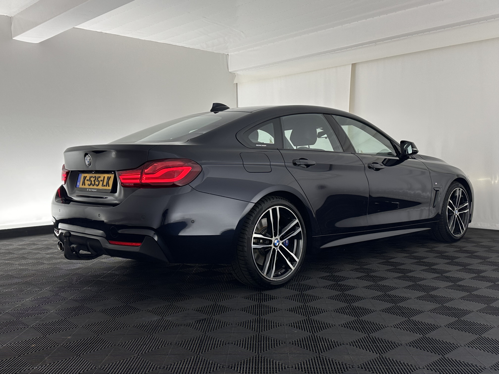BMW 4-serie Gran Coupé 420i M-Sportpack High Executive Edition (INCL-BTW) Aut. *LEATHER | FULL-LED | DIGI-COCKPIT | HIFI-SOUND | HEATED-SPORTSEATS | DAB+ | CAMERA | SHIFTPADDLES | PRIVACYGLASS | HEAD-UP | TOWBAR | KEYLESS | CARBON-INLAY | 19''ALU*