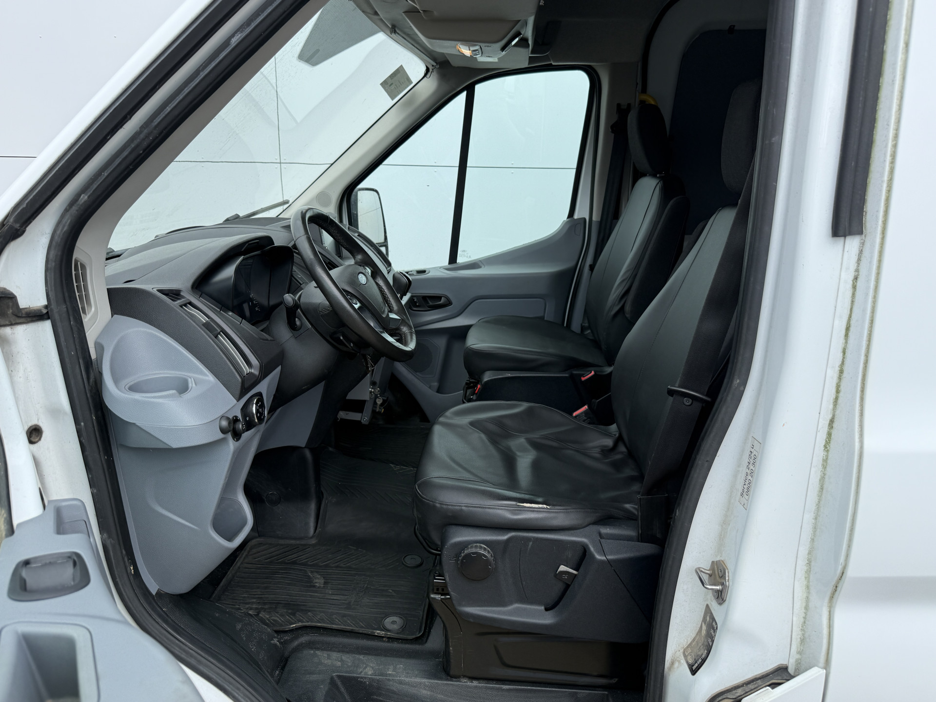 Ford Transit 2.0 TDCI 130PK L2H2 Airco Cruise Control Parkeersensoren Stoelverwarming Zwaailampen Kastwand Inbouw