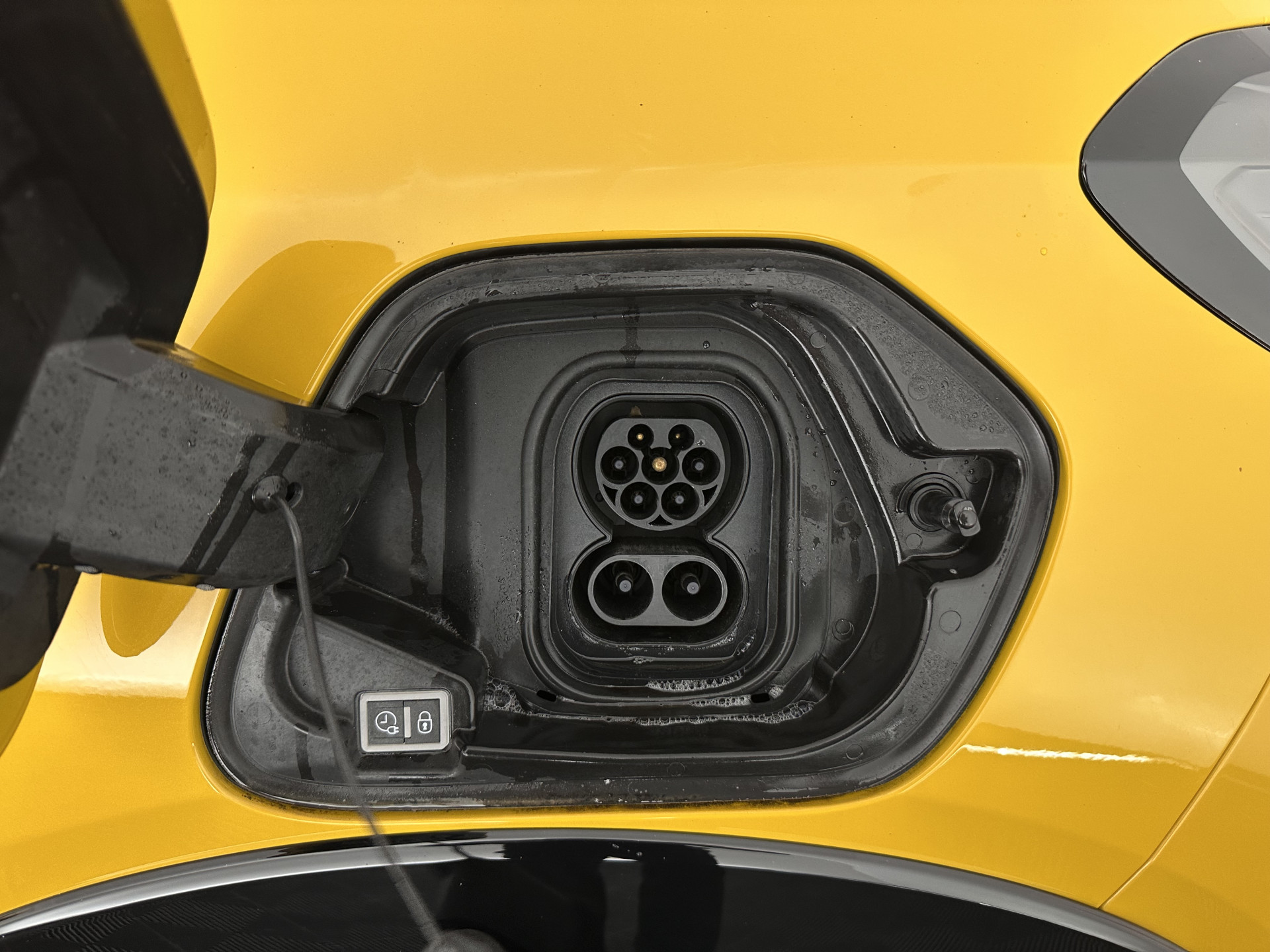 Peugeot e-208 EV GT 350 50 kWh [ 3-Fase ] {SOH-88%} (INCL-BTW) *HEATPUMP | LEATHER-ALCANTARA | FULL-LED | DIGI-COCKPIT | BLINDSPOT | CAMERA | AMBIENT-LIGHT | NAVI-FULLMAP | LANE-ASSIST | KEYLESS | DAB | PRIVACY-GLASS | HEATED-SPORTSEATS | ...