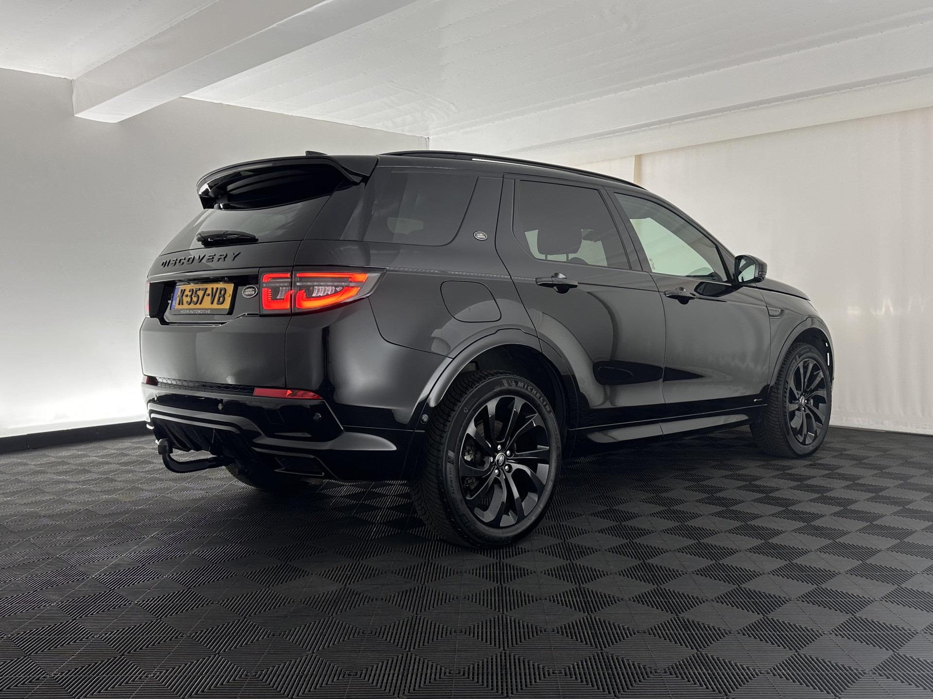 Land Rover Discovery Sport P300e 1.5 R-Dynamic HSE Black Exterior Pack AWD (Plug-in) (INCL-BTW) *LEATHER | FULL-LED | DIGI-COCKPIT | MERIDIAN-AUDIO | BLINDSPOT | KEYLESS | SHIFTPADDLES | PRIVACYGLASS | NAVI-FULLMAP | ECC | MEMORY-PACK | PDC | CRUISE | 20'