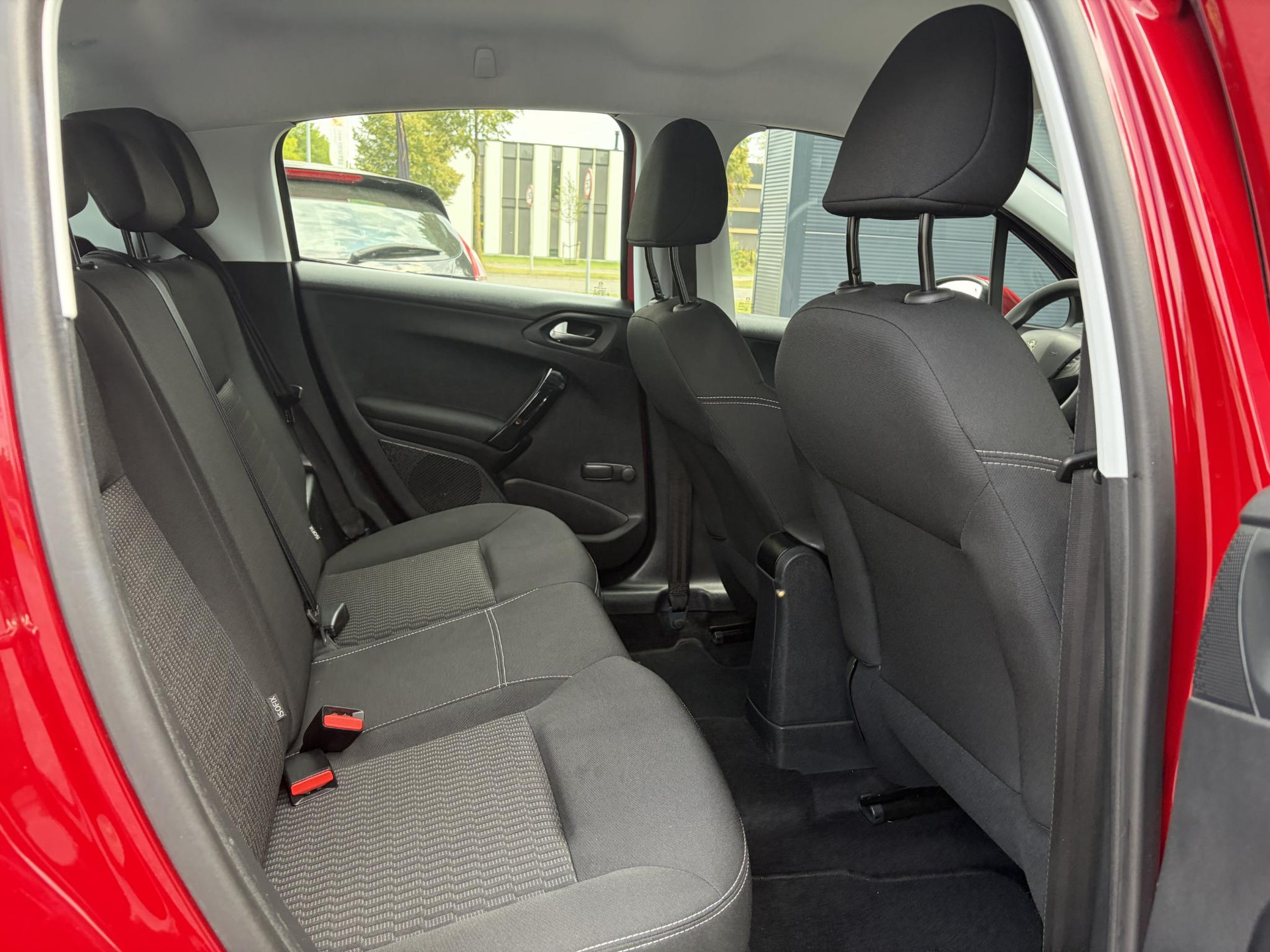 Peugeot 208 1.2 PureTech Blue Lion ✓D-riem vv in 2025✓1e Eigenaar✓Navi✓Carplay✓Trekhaak✓Recent beurt gehad✓Airco✓Cruise✓5 Deurs✓Pdc✓N.A.P✓Apk tot 03-2027