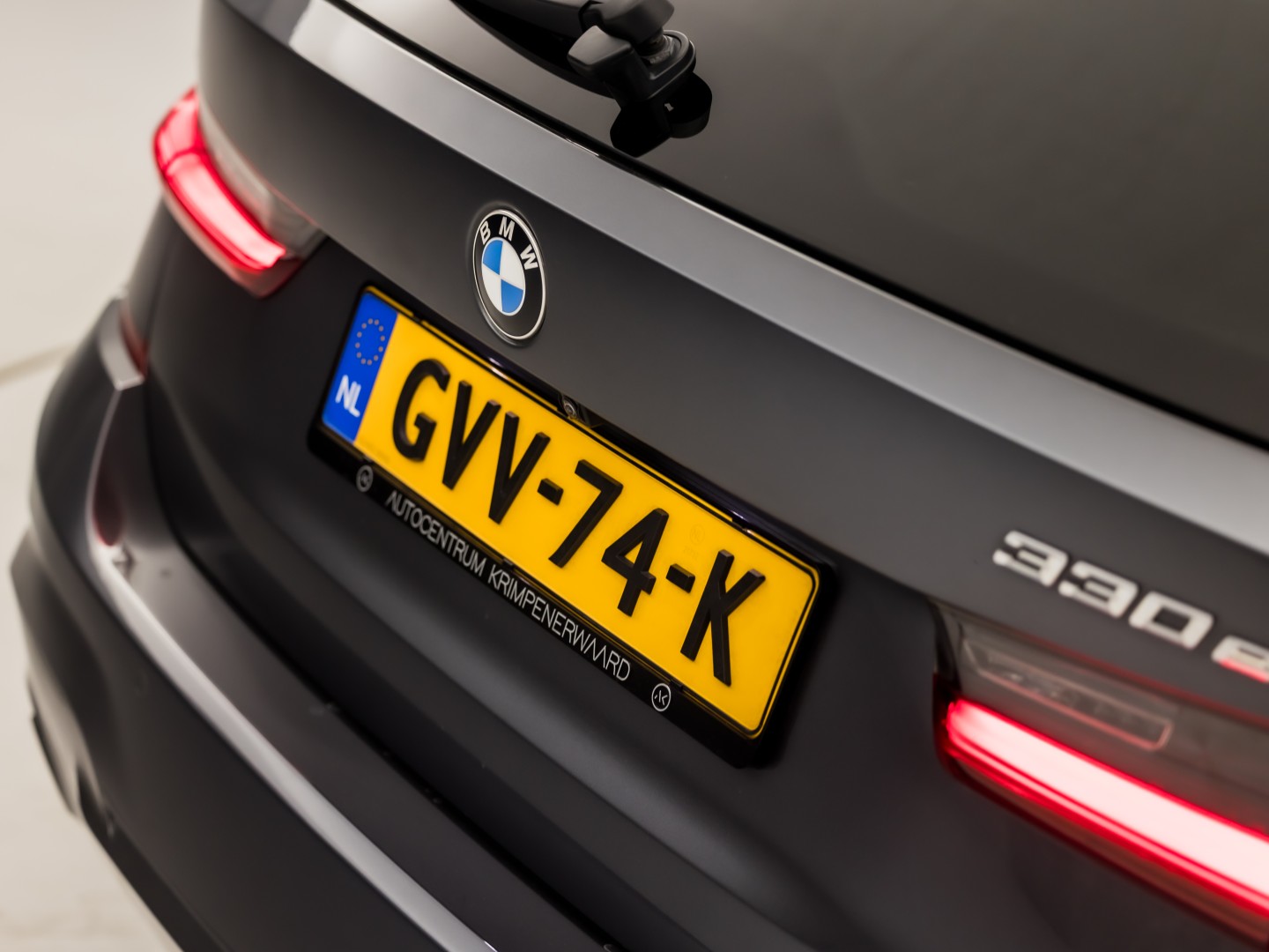 BMW 3 Serie 330e M Sport High Executive 292Pk Automaat (PANORAMADAK, M PAKKET, APPLE CARPLAY, CAMERA, LEDER/ALCANTARA, SFEERVERLICHTING, GETINT GLAS, ELEK ACHTERKLEP, STOELVERWARMING, NIEUWSTAAT)