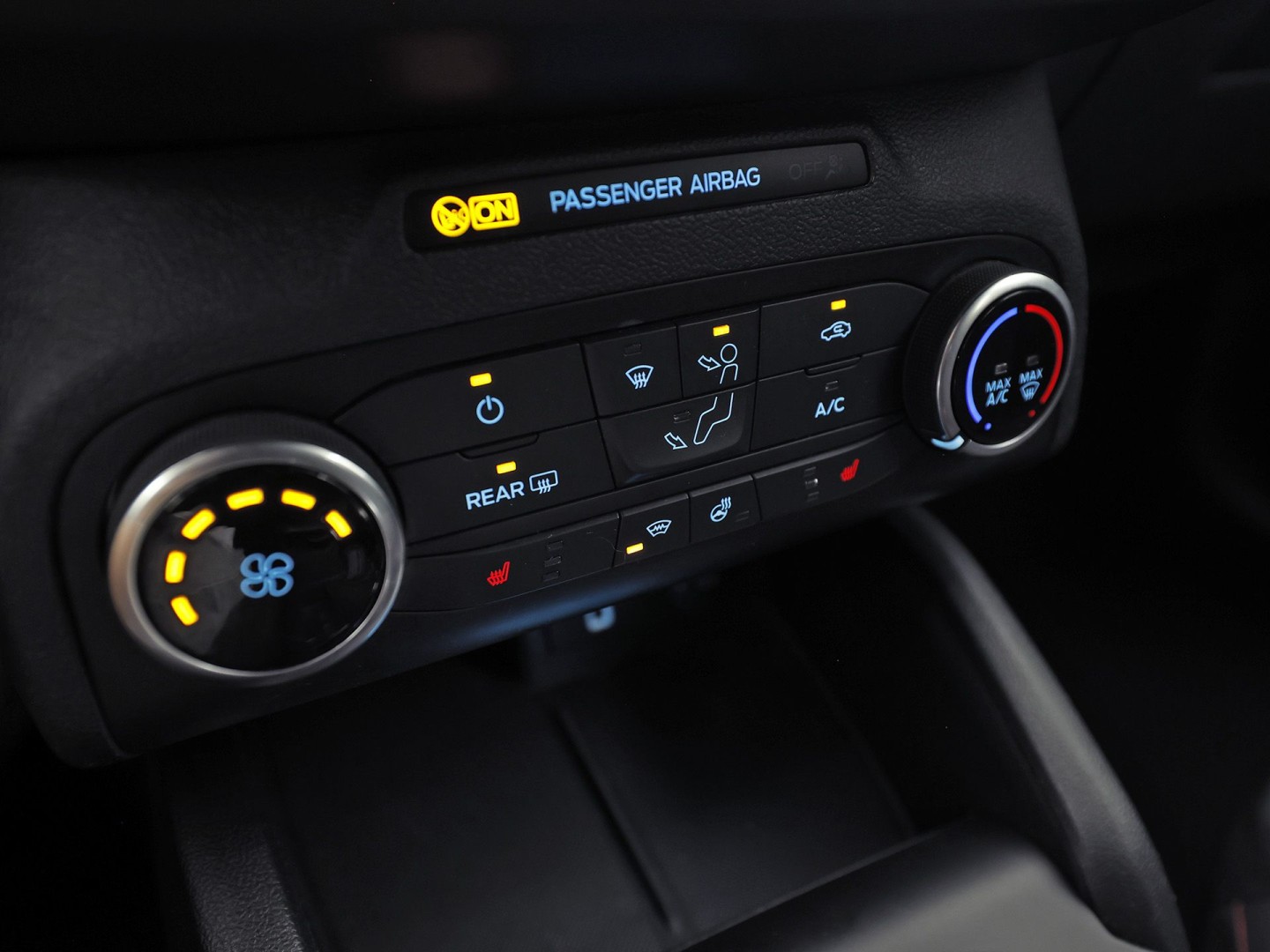 Ford Focus Wagon 1.0 EcoBoost ST Line (APPLE CARPLAY, GROOT NAVI, STUUR/STOELVERWARMING, KEYLESS, GETINT GLAS, SPORTSTOELEN, CRUISE, PARKEERSENSOREN, NIEUWSTAAT)