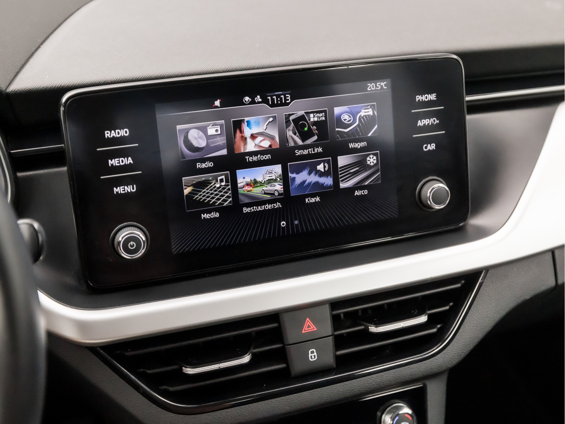 Škoda Kamiq 1.0 TSI Ambition Sport Automaat (APPLE CARPLAY, GROOT NAVI, CLIMATE, GETINT GLAS, STOELVERWARMING, SPORTSTOELEN, PARKEERSENSOREN, GETINT GLAS, NIEUWSTAAT)