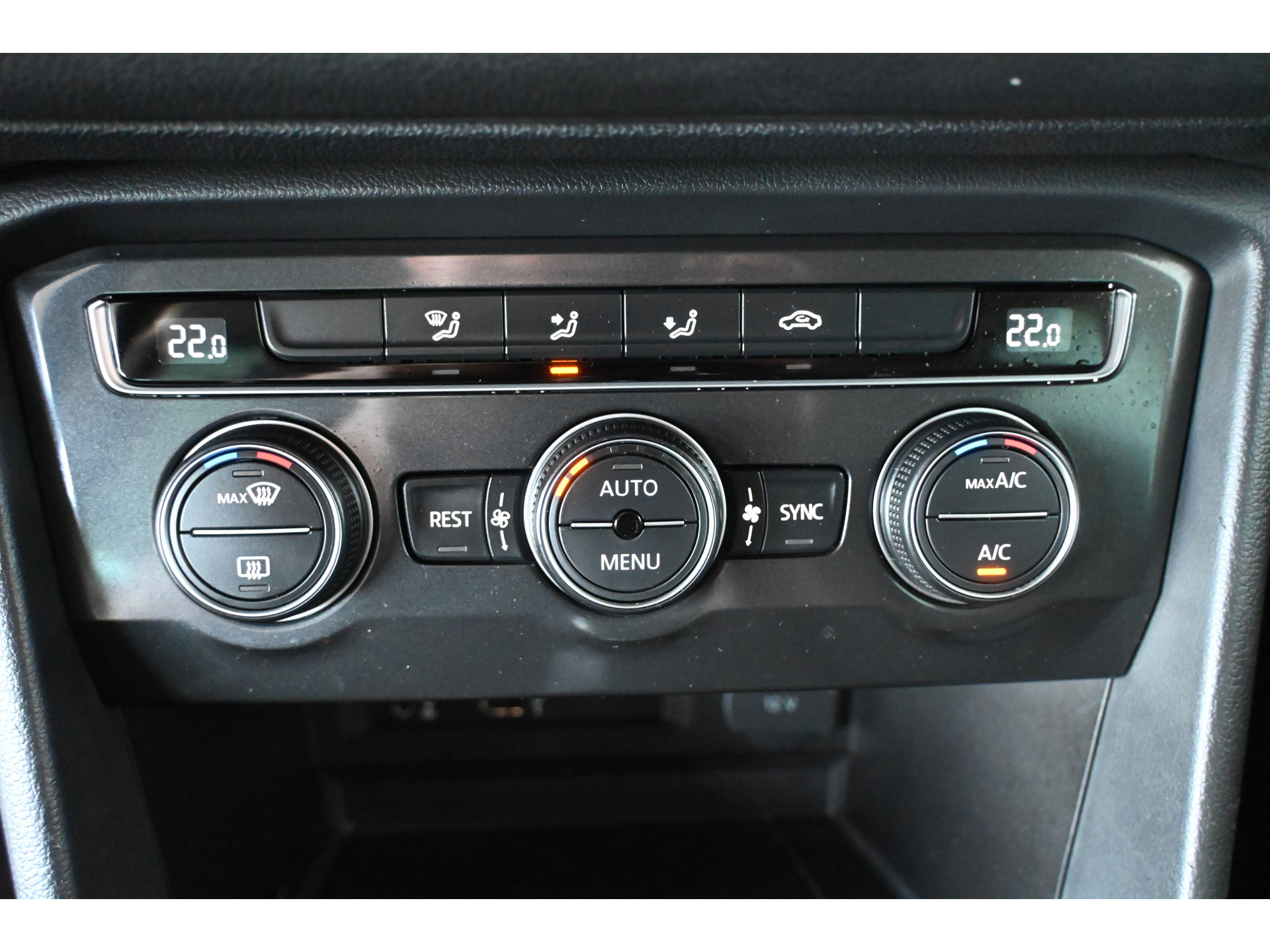 Volkswagen Tiguan 1.4 TSI Highline R-Line Clima Navigatie Carplay 1e Eigenaar Trekhaak Rijklaarprijs! Inruil Mogelijk!
