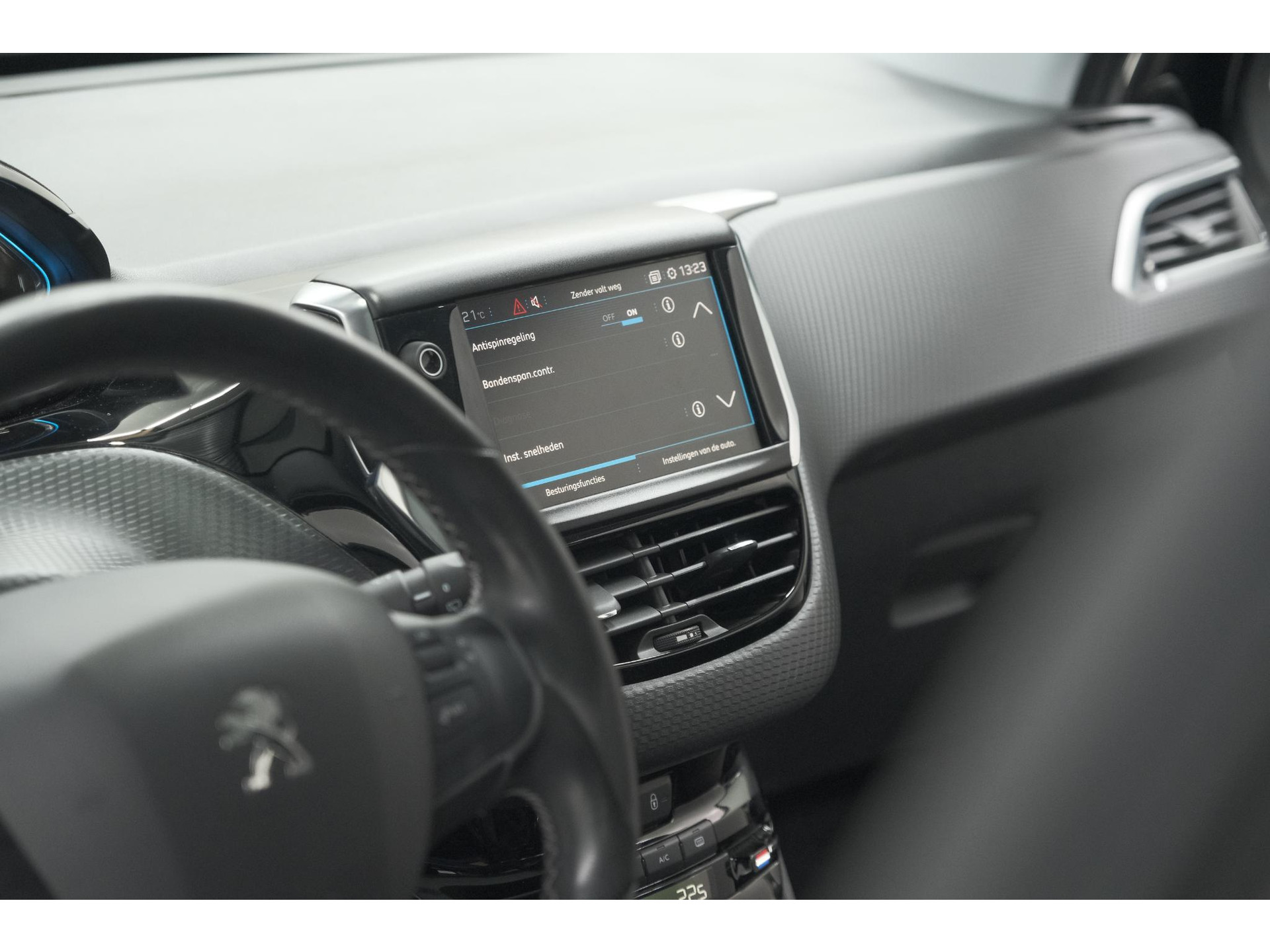 Peugeot 2008 PureTech 110 Allure | Panoramadak | Navigatie | Camera | Parkeersensoren