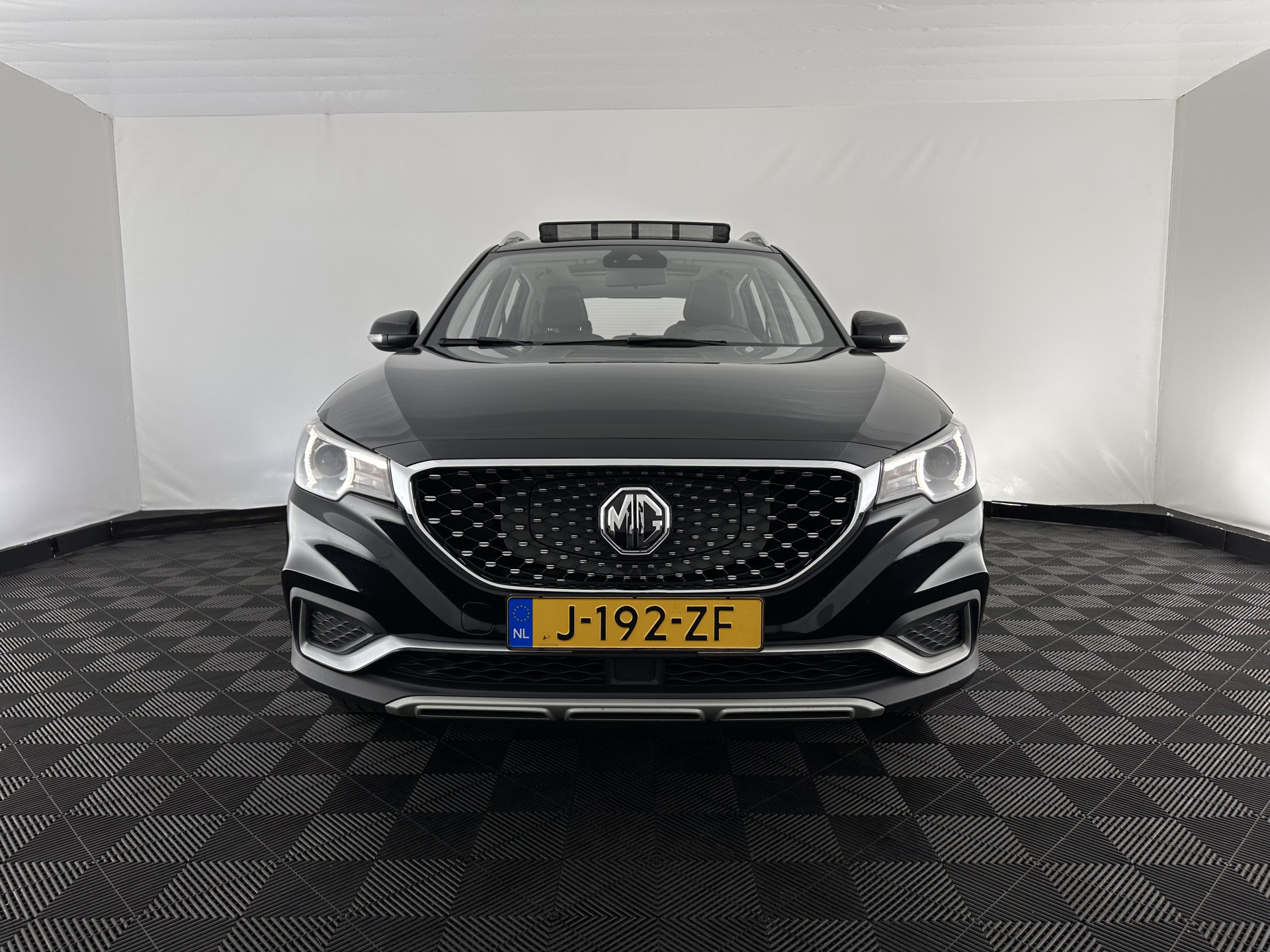 MG ZS EV Luxury 45 kWh {SOH-90%} (INCL-BTW) Aut. *PANO | LEATHER | CCS-FASTLOADER | KEYLESS | NAVI-FULLMAP | ADAPTIVE-CRUISE | CAMERA | HEATED-SPORTSEATS | CARPLAY | BLINDSPOT | DAB | LANE-ASSIST | 17''ALU*