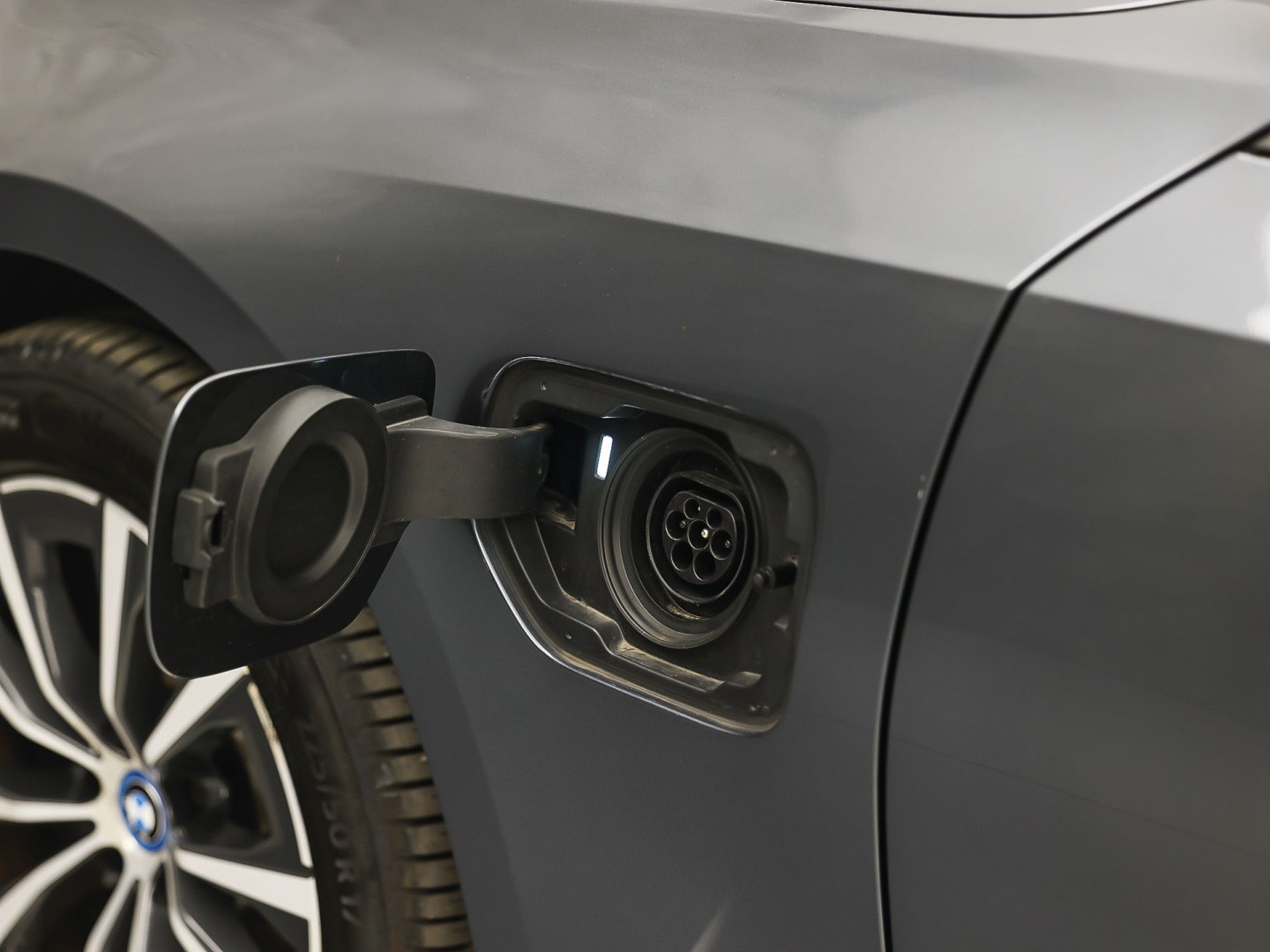 BMW 3-serie Touring 320e High Executive 204Pk Automaat (APPLE CARPLAY, M STUUR, GROOT NAVI, STOELVERWARMING, CAMERA, LEDER, SPORTSTOELEN, GETINT GLAS, ZWART HEMEL, NIEUWE APK, NIEUWSTAAT)