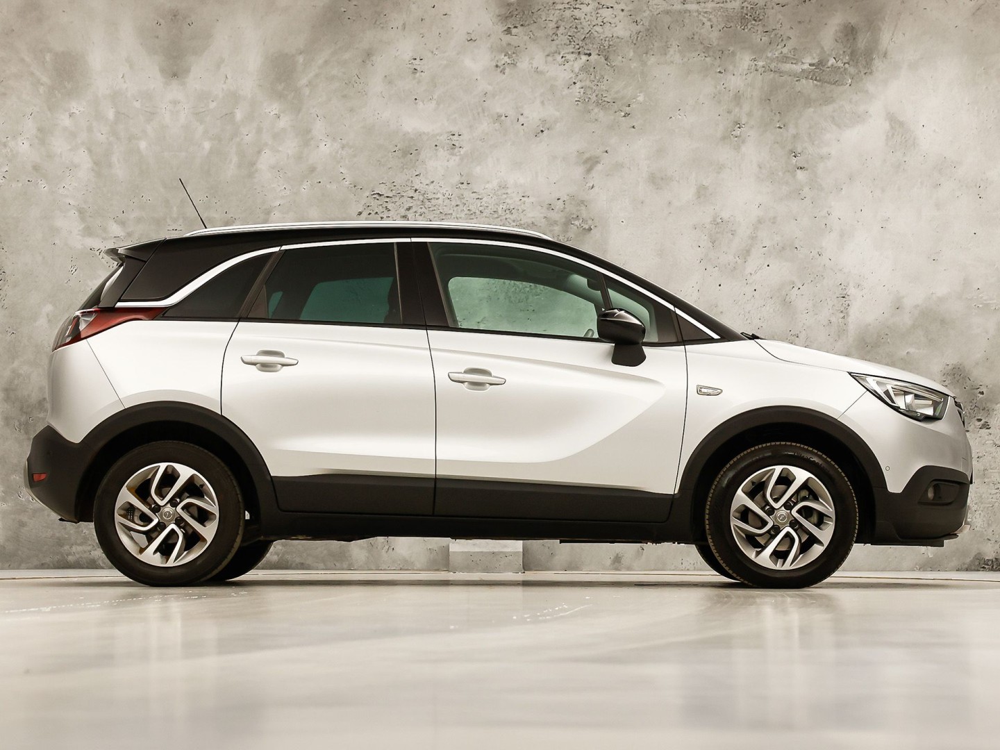 Opel Crossland X 1.2 Turbo Innovation (APPLE CARPLAY, GROOT NAVI, CLIMATE, 360 CAMERA, STUUR/STOELVERWARMING, SPORTSTOELEN, GETINT GLAS, CRUISE, NIEUWSTAAT)