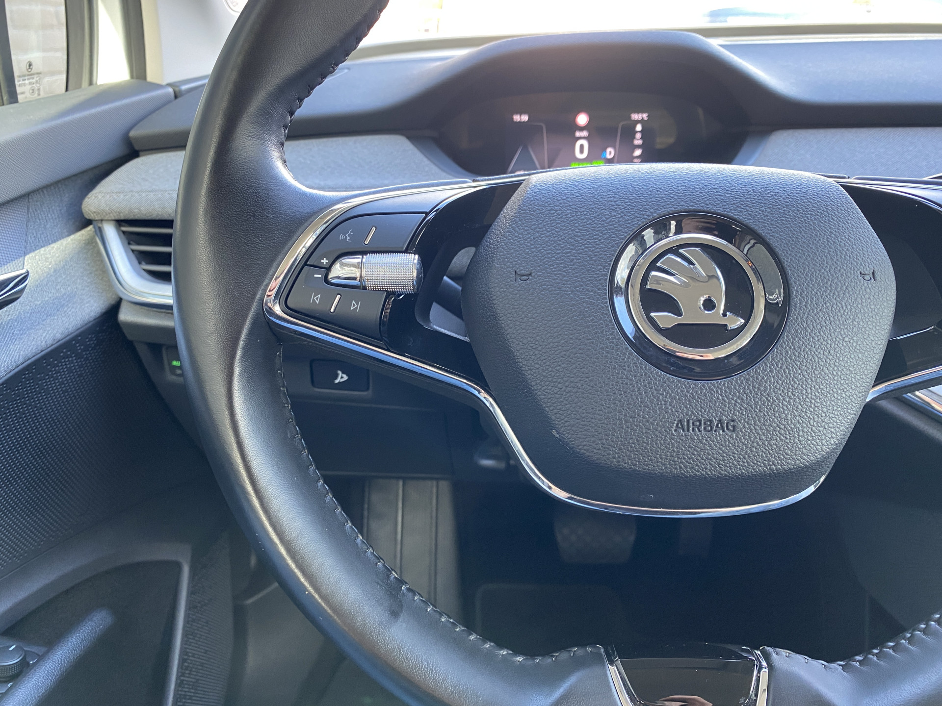 ŠKODA Enyaq iV 60 | 1e eigenaar | dealer onderhouden | navigatie | camera | sfeerverlichting | apple carplay | SOH 92%