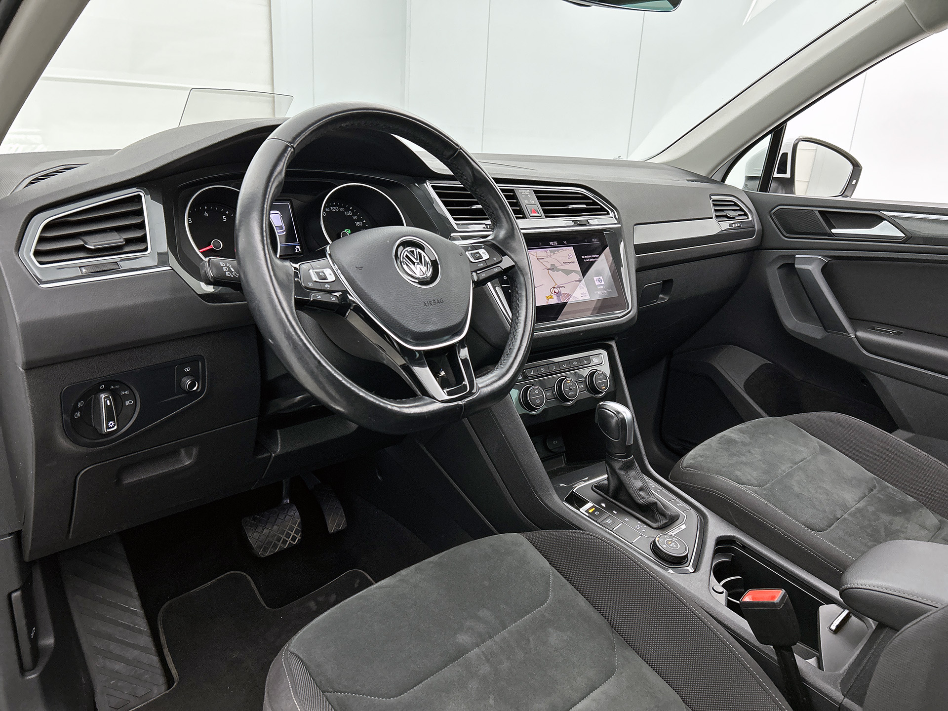 Volkswagen Tiguan 2.0 TSI 4Motion Highline Business R | PANORAMA | HEAD UP | ADAPTIVE | ELEKTR. A-KLEP | STOELVERW. | NAVI |