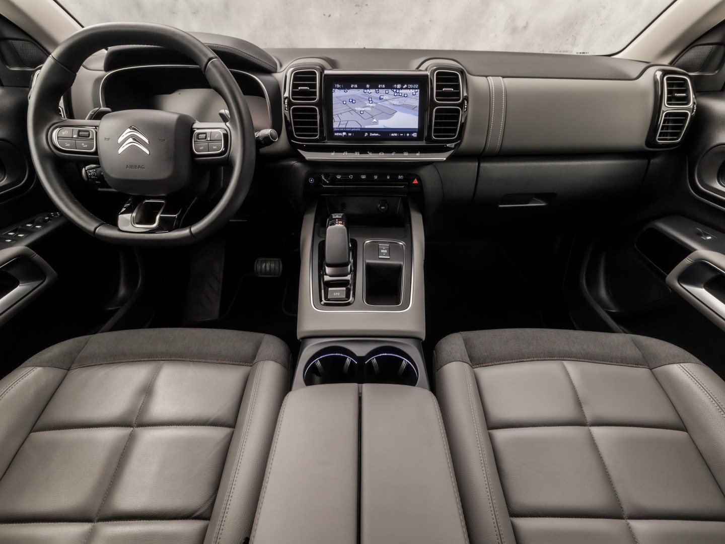 Citroën C5 Aircross 1.6 Plug-in Hybrid 225 Deluxe Sport 225Pk Automaat (APPLE CARPLAY, SOH 93%, GROOT NAVI, 360 CAMERA, GETINT GLAS, ELEK SPORTSTOELEN, LEDER, STOELVERWARMING, ADAPTIVE CRUISE, NIEUWSTAAT)