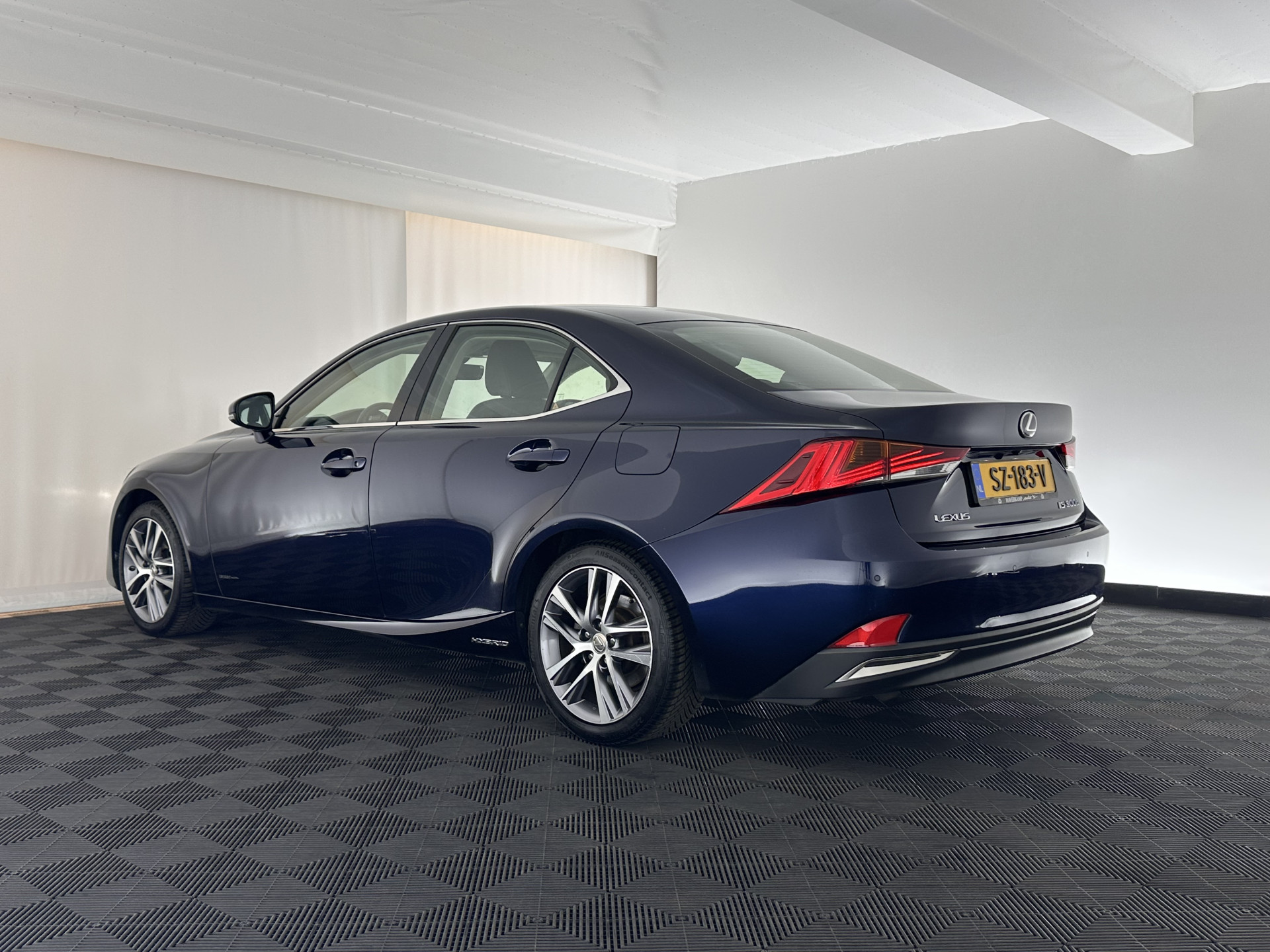 Lexus IS 300h Hybrid Business Line Aut. *PANO | LEATHER-MICROFIBRE | FULL-LED | NAVI-FULLMAP | HEATED-COMFORTSEATS | CAMERA | ECC | SHIFT-PADDLES | PDC | CRUISE | 17''ALU*