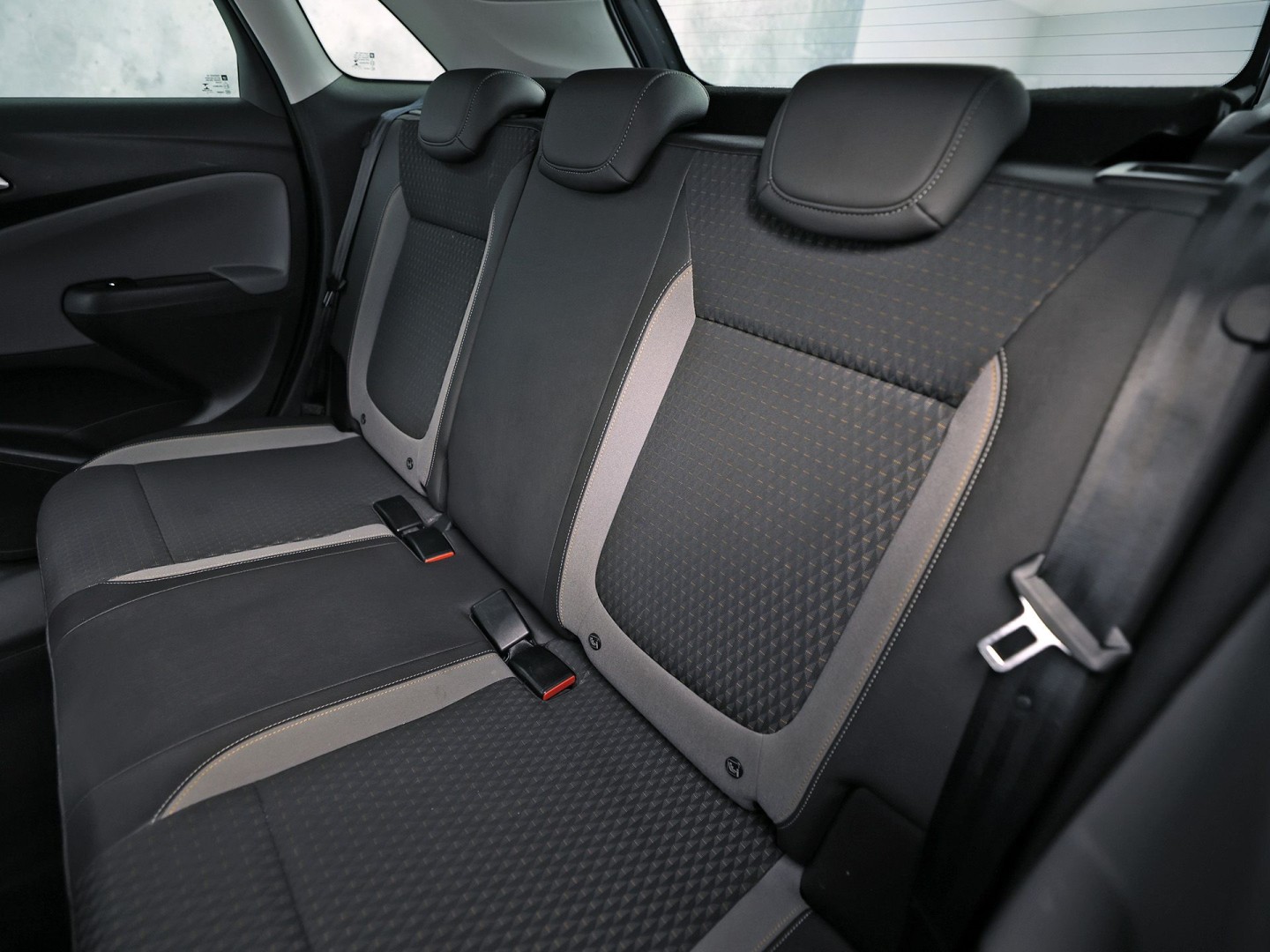 Opel Crossland X 1.2 Turbo Innovation Sport Automaat (APPLE CARPLAY, GROOT NAVI, CLIMATE, STUUR/STOELVERWARMING, SPORTSTOELEN, LEDER, GETINT GLAS, PARKEERSENSOREN, NIEUWSTAAT)