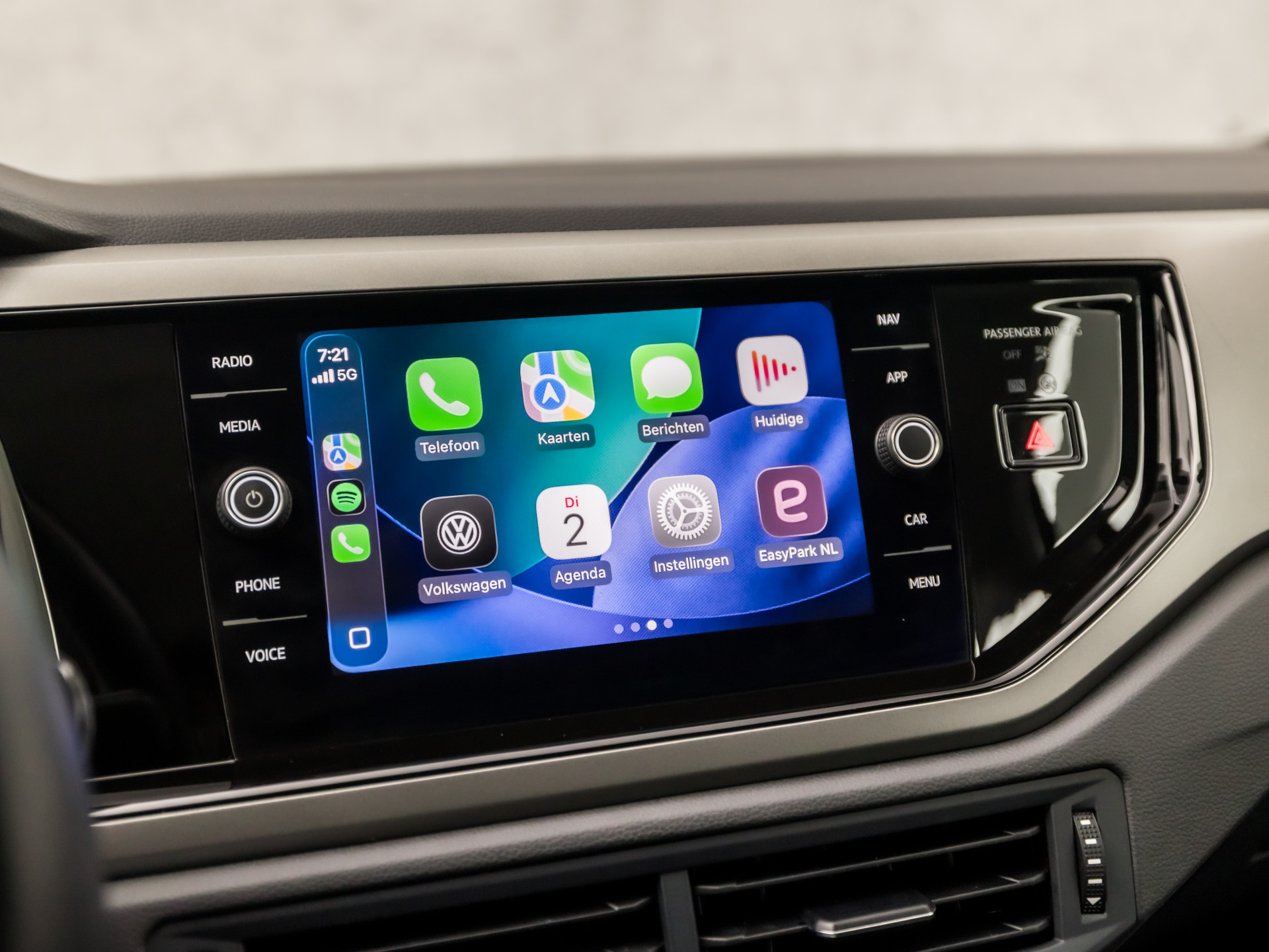 Volkswagen Polo 1.0 TSI Sportline (APPLE CARPLAY, GROOT NAVI, CLIMATE, CAMERA, SPORTSTOELEN, LM VELGEN, ADAPTIVE CRUISE, MODE KNOP, PARKEER ASSISTENT, PARKEERSENSOREN, NIEUWSTAAT)
