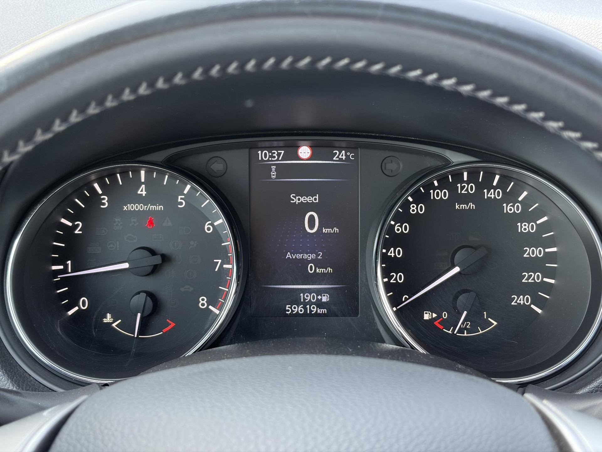 Nissan Qashqai 1.2 N-Connecta 360° Camera,Pano,Trekhaak,Navi,Clima,Cruise,Pdc V+A,Lm velgen,6 Bak,Dakrails,N.A.P,115pk,Apk tot 11-2026