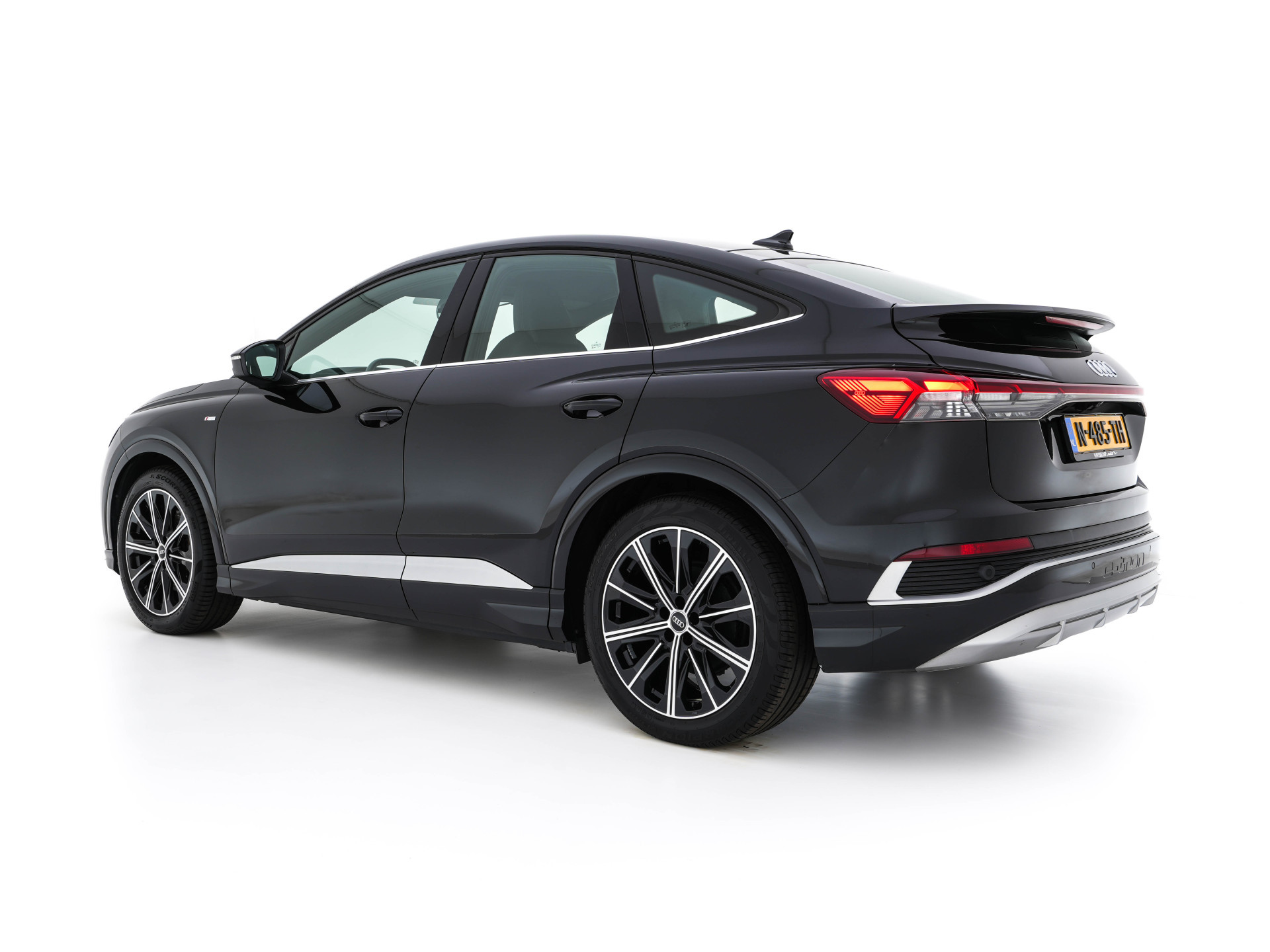 Audi Q4 Sportback e-tron 40 S-Line Edition 77 kWh [ 3-Fase ] {SOH-92%} (INCL-BTW) *HEAT-PUMP | LEATHER-FABRIC | MATRIX-LED | ADAPTIVE-CRUISE | AMBIENT-LIGHT | DIGI-COCKPIT | AUDI-SOUND | DAB+ | KEYLESS | SHIFT-PADDLES | CAMERA | HEATED-SPORTSEATS | 20''AL