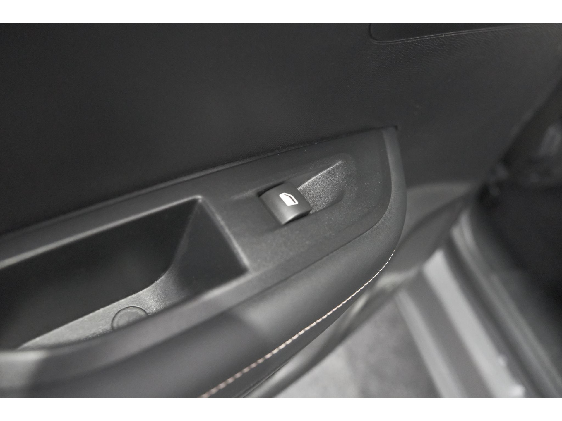 Peugeot 2008 Hybrid 136 e-DCS6 Allure | 360 Camera | Adaptieve Cruise Control | Dodehoekdetectie | Navigatie