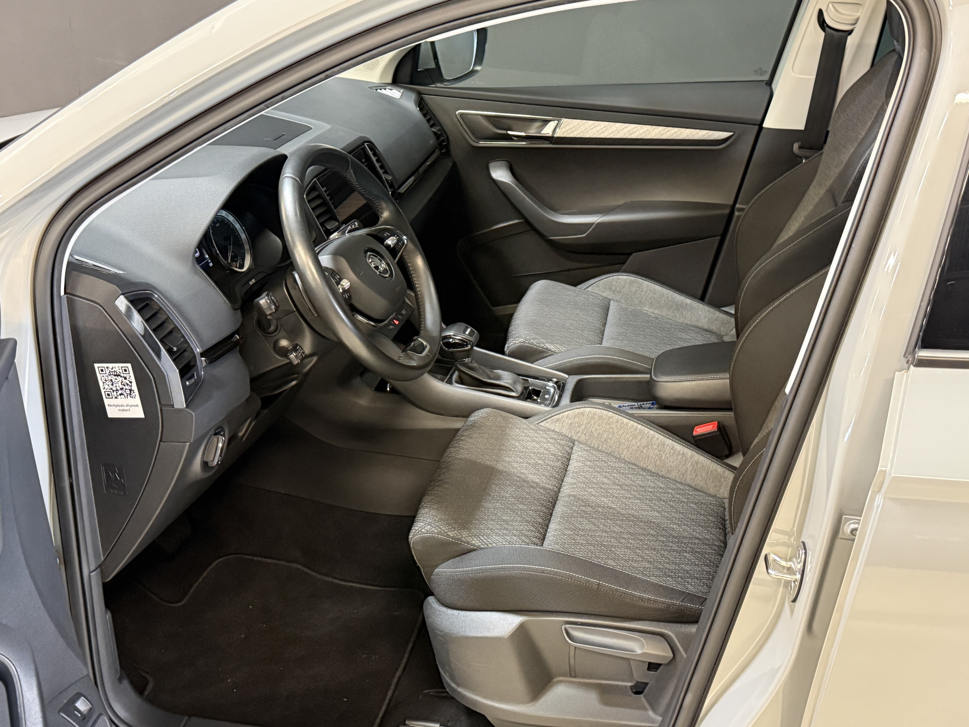 ŠKODA Karoq 1.5 TSI ACT Business Edition Plus | Panoramadak | Camera | Adaptive cruise | Stoelverwarming | Full LED | NL auto | Dealer onderhouden