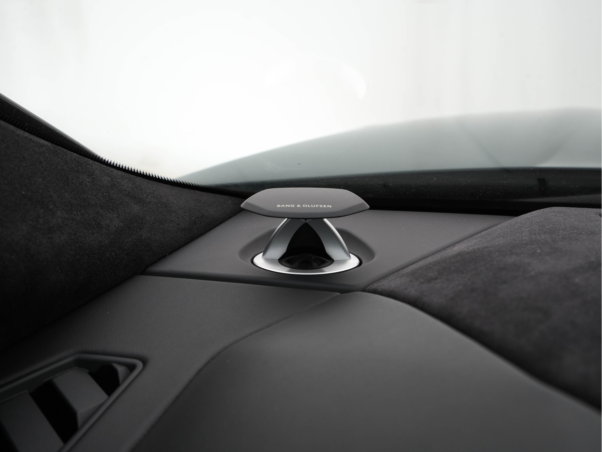 Lamborghini Urus 4.0 V8 Pearl Capsule (INCL-BTW) *CERAMIC-BRAKES | PANO | HEAD-UP | SOFT-CLOSE | LEATHER-ALCANTARA | FULL-LED | NIGHT-VISION | BANG&OLUFSEN | MEMORY-PACK | HEATED-SPORTSEATS | TOP-VIEW | ADAPTIVE-CRUISE | ...