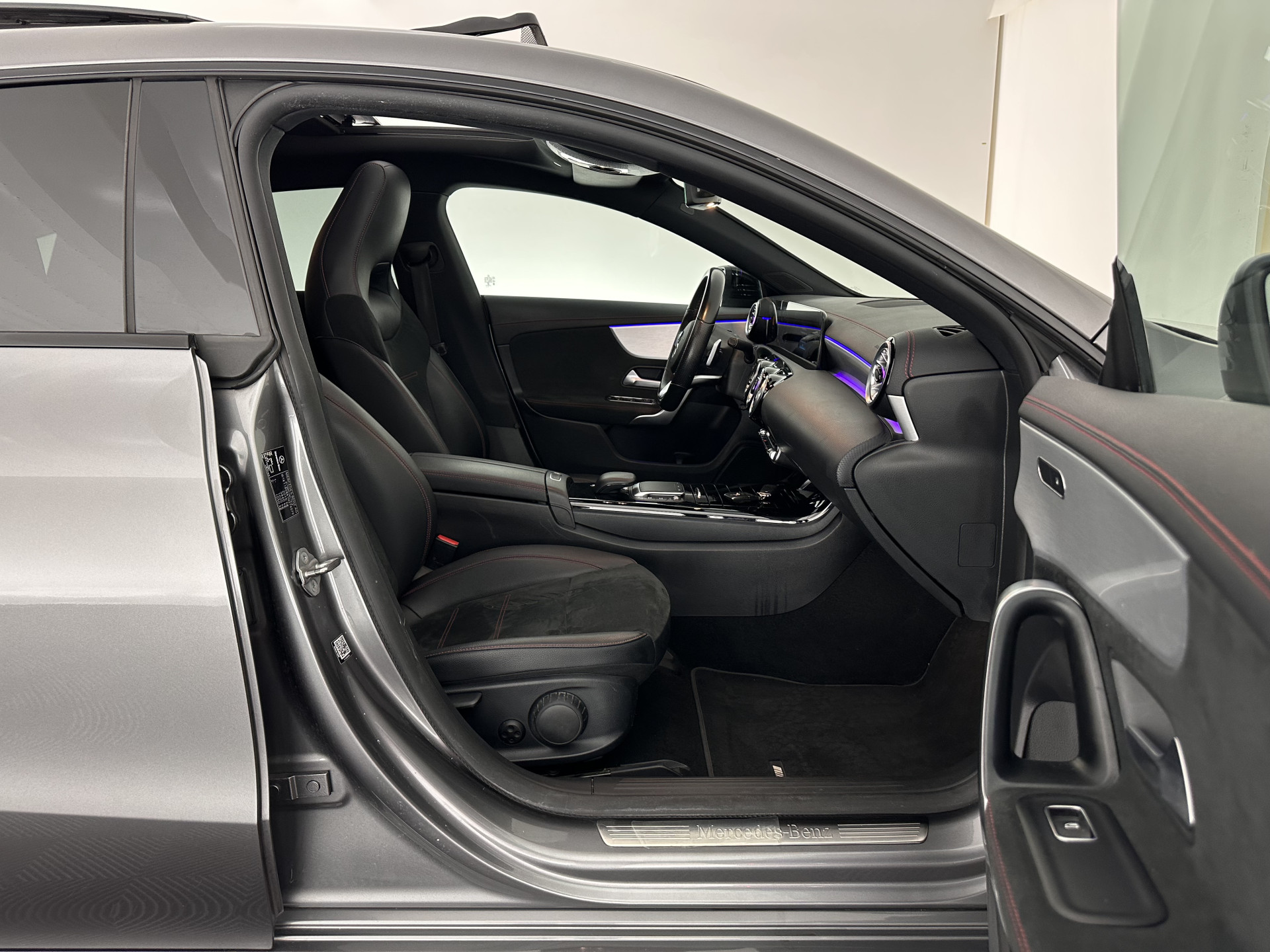 Mercedes-Benz CLA-klasse Shooting Brake 180 AMG-Line Business Solution (INCL-BTW) *PANO | LEATHER-MICROFIBRE | FULL-LED | AMBIENTLIGHT | BLINDSPOT | HEATED-SPORTSEATS | WIDESCREEN-DIGICOCKPIT | DAB+ | NAVI-FULLMAP | CAMERA | PRIVACYGLASS | 18''ALU*