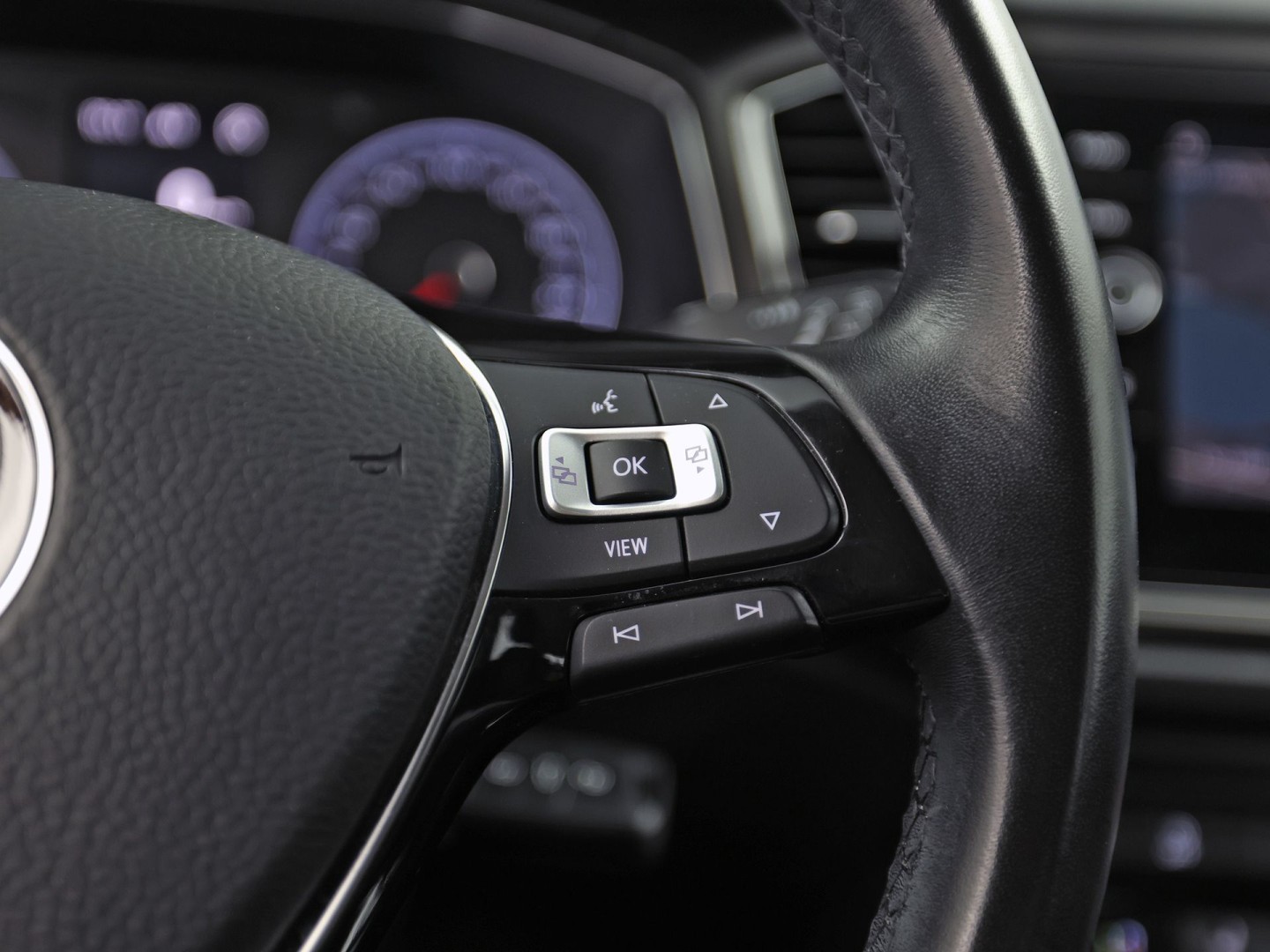 Volkswagen T-Roc 1.0 TSI Sport (APPLE CARPLAY, GROOT NAVI, CLIMATE, STOELVERWARMING, TREKHAAK, SPORTSTOELEN, PARKEERSENSOREN, ADAPTIVE CRUISE, NIEUWSTAAT)