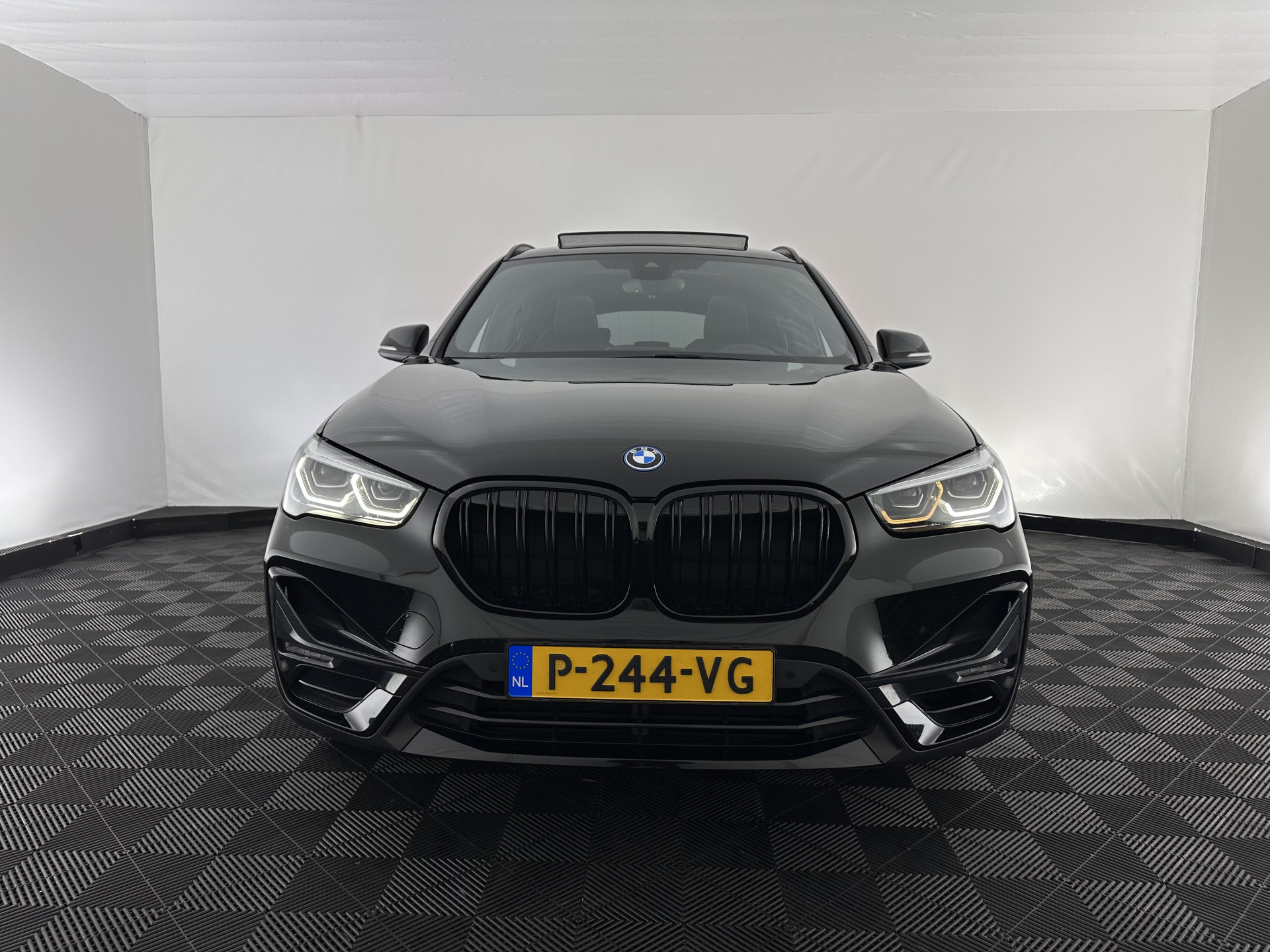 BMW X1 xDrive25e Sportline Business Edition Plus (Plug-In) (INCL-BTW) Aut. *PANO | LEATHER | FULL-LED | HEATED-SPORTSEATS | HIFI-SYSTEM | CAMERA | PRIVACYGLASS | NAVI-FULLMAP | ECC | HEAD-UP | PDC | KEYLESS | DAB | CRUISE | TOWBAR | AMBIENTLIGHT | 18